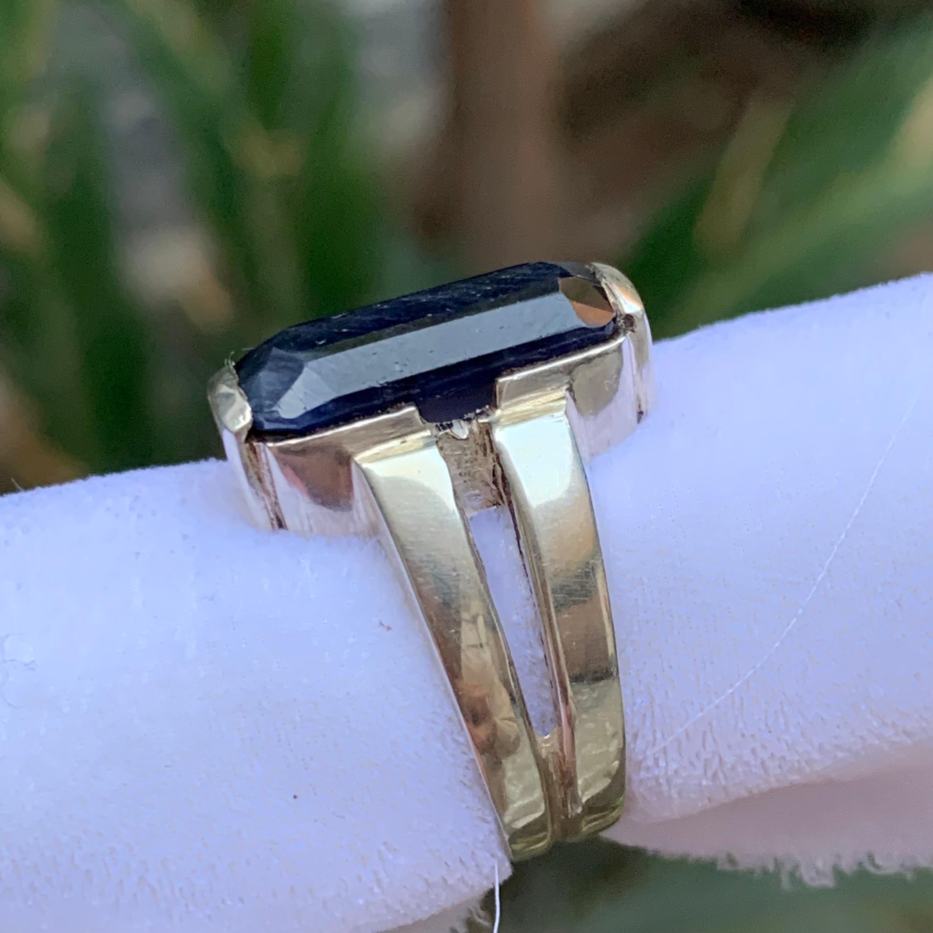 da uomo o donna Anello cocktail con zaffiro blu scuro Nature in argento 925 - Taglio smeraldo in vendita