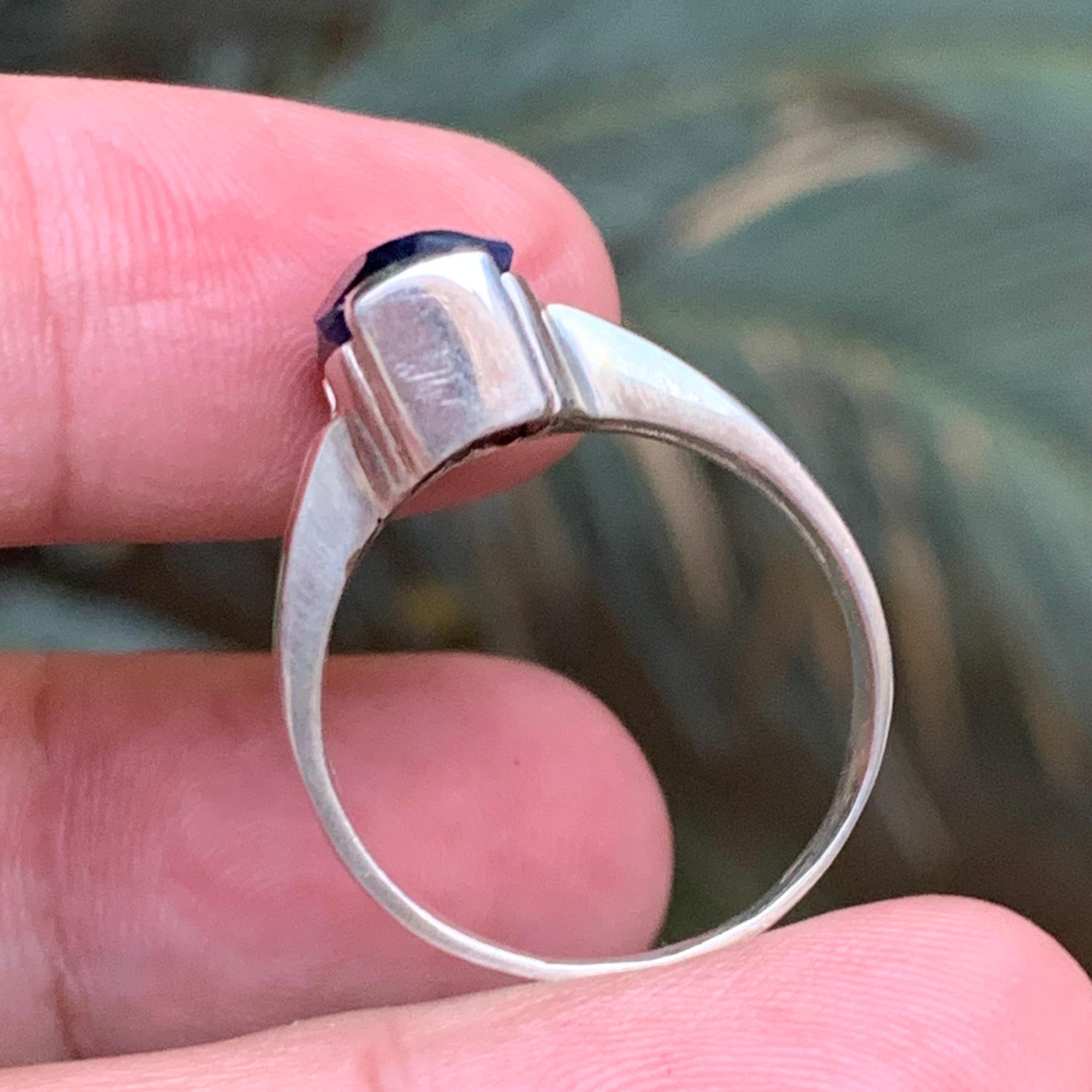 Anello cocktail con zaffiro blu scuro Nature in argento 925 - Taglio smeraldo in vendita 1