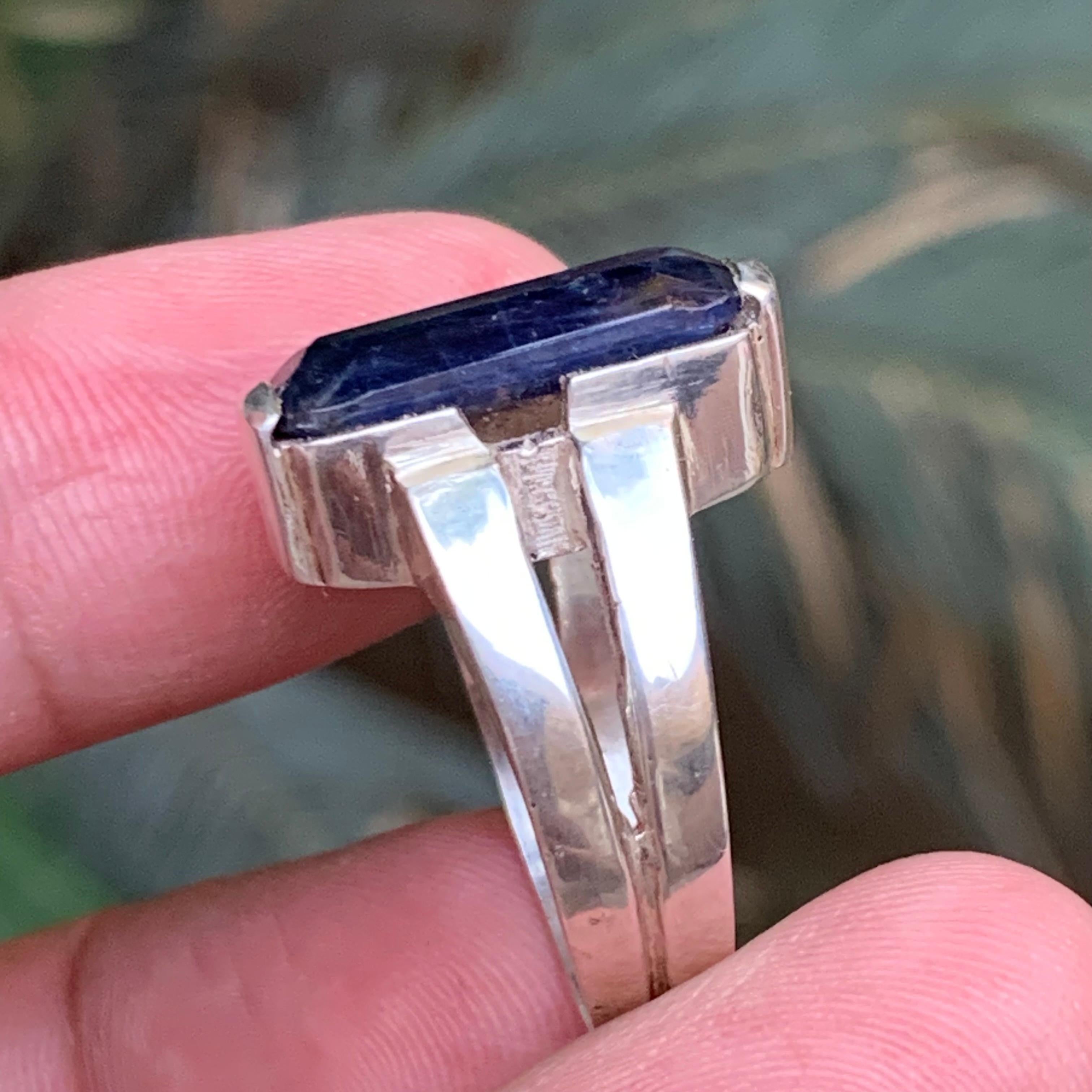 Anello cocktail con zaffiro blu scuro Nature in argento 925 - Taglio smeraldo in vendita 2