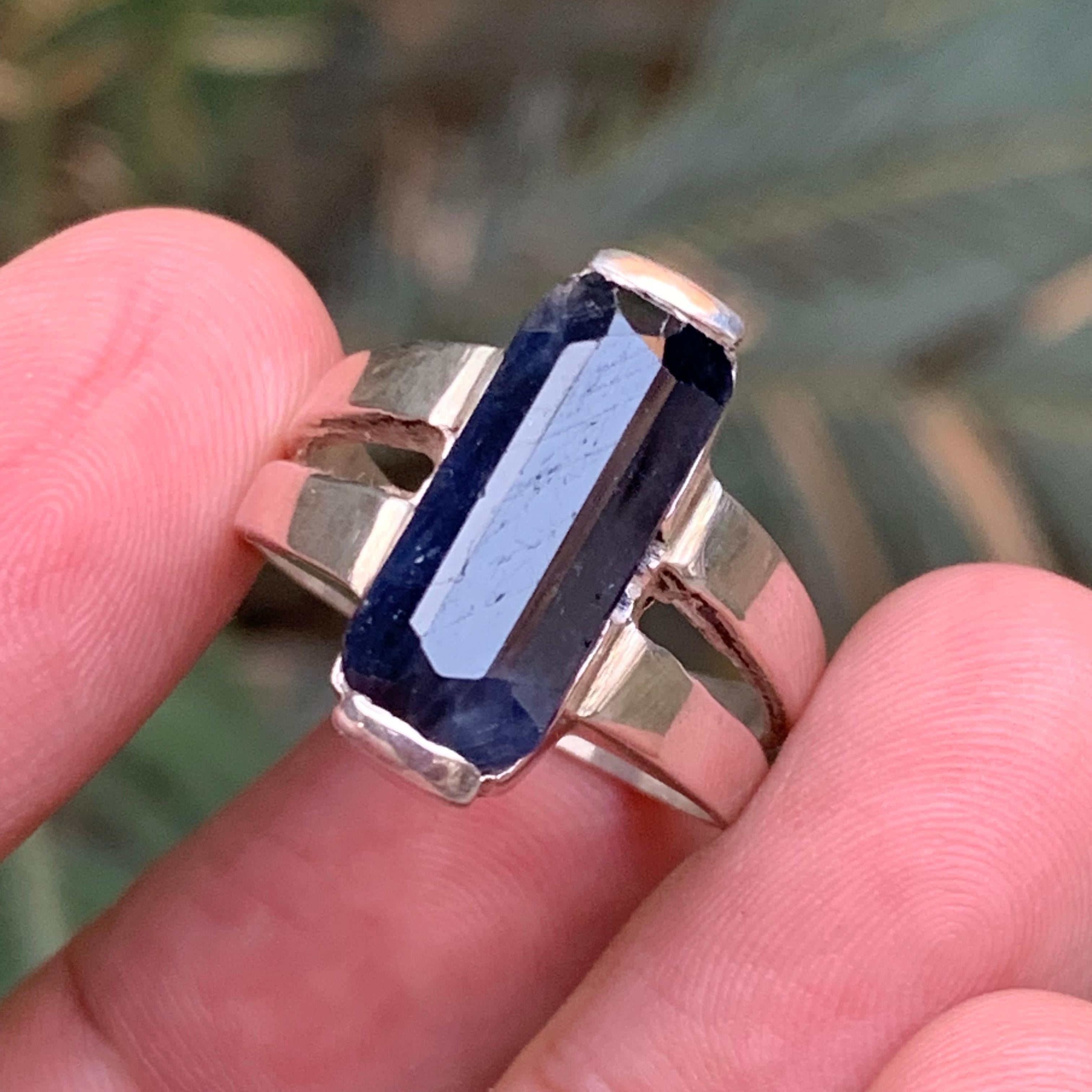 Anello cocktail con zaffiro blu scuro Nature in argento 925 - Taglio smeraldo in vendita 3