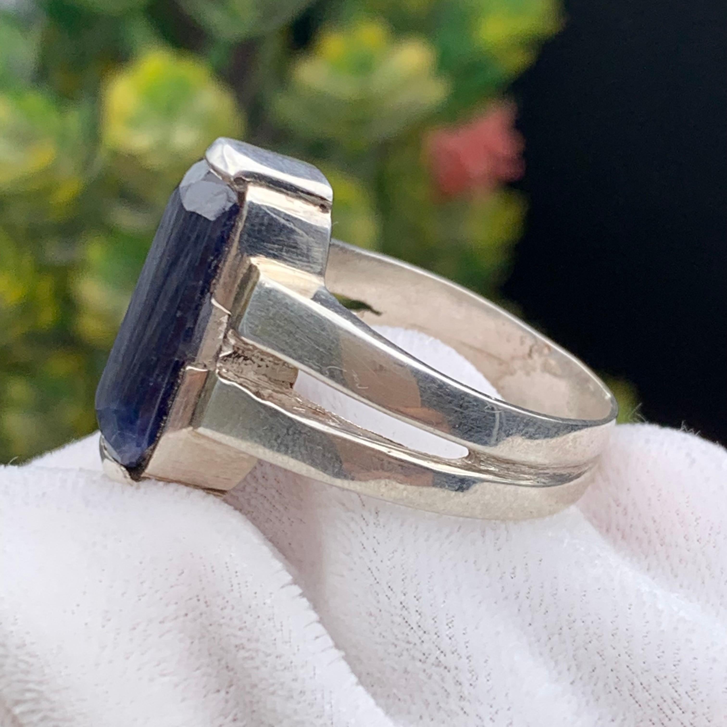 Anello cocktail con zaffiro blu scuro Nature in argento 925 - Taglio smeraldo in vendita 4
