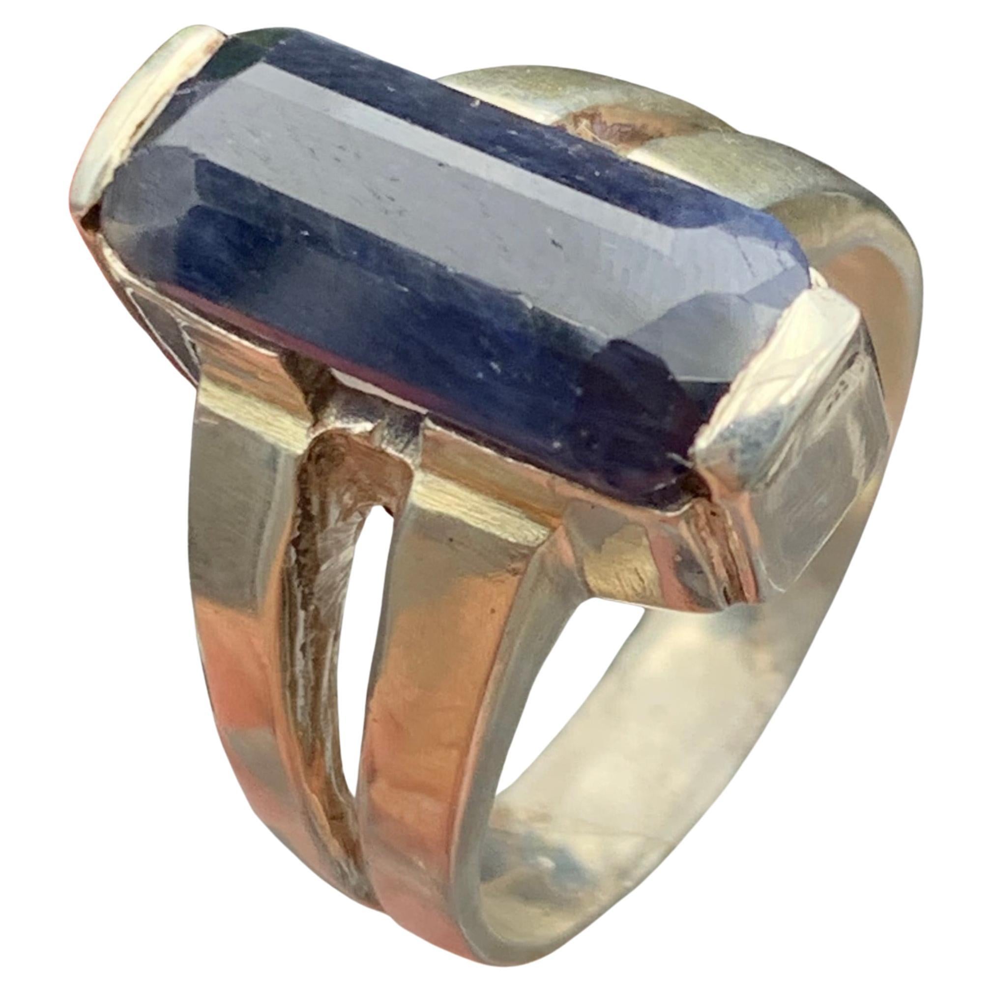 Anello cocktail con zaffiro blu scuro Nature in argento 925 - Taglio smeraldo in vendita