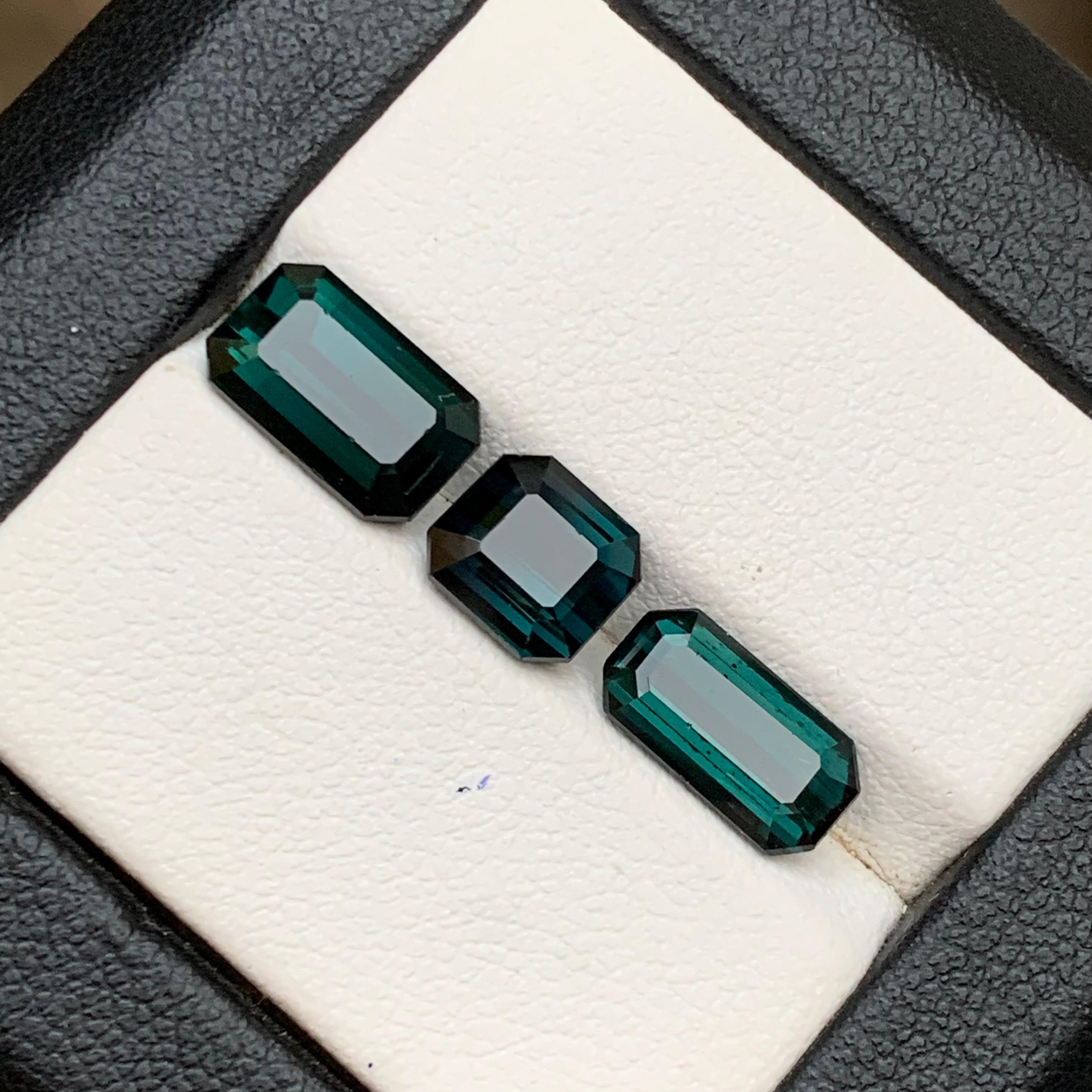 Contemporaneo Nature Indicolite scura, tormalina verde 6,66 carati taglio smeraldo Gemme sciolte in vendita