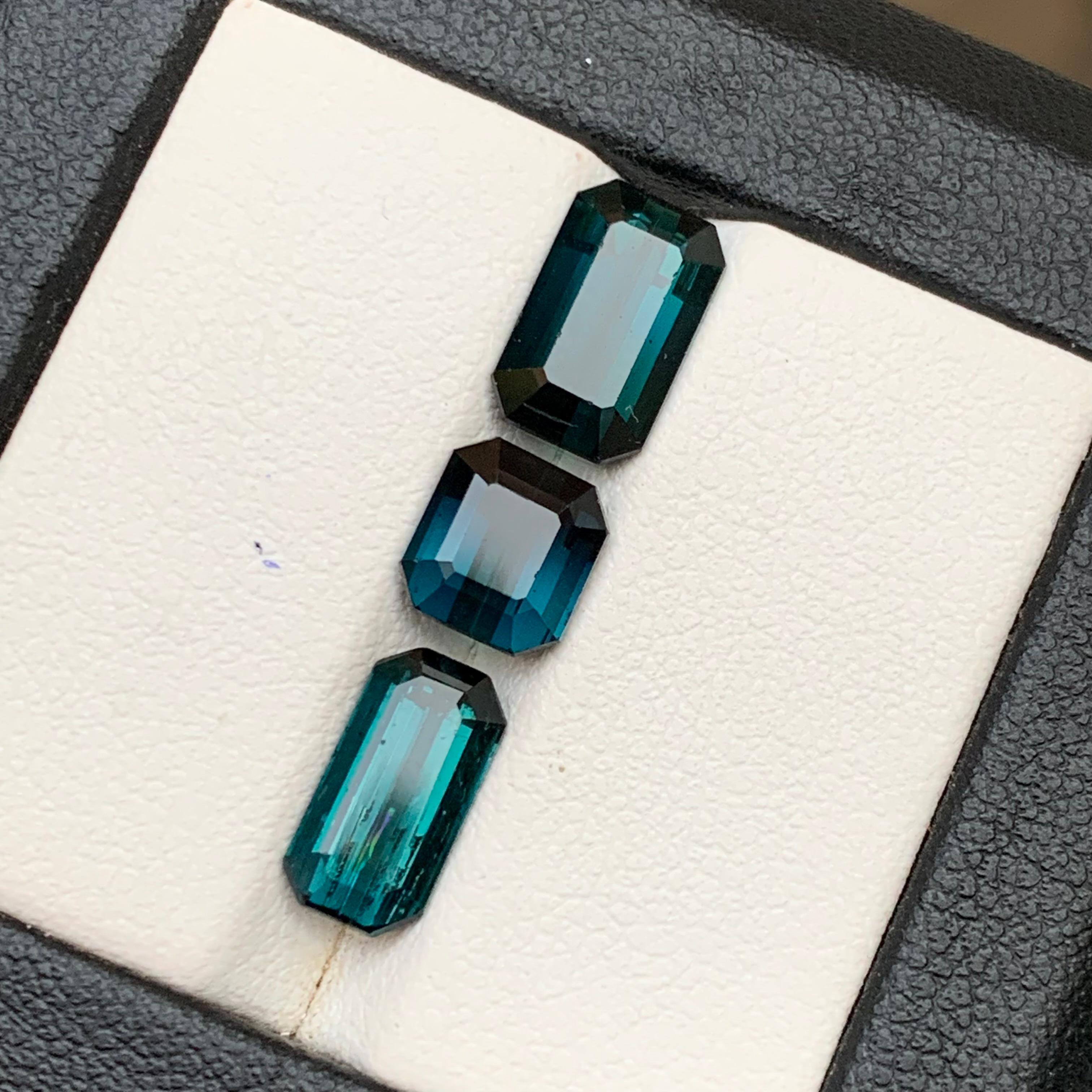 Taglio smeraldo Nature Indicolite scura, tormalina verde 6,66 carati taglio smeraldo Gemme sciolte in vendita