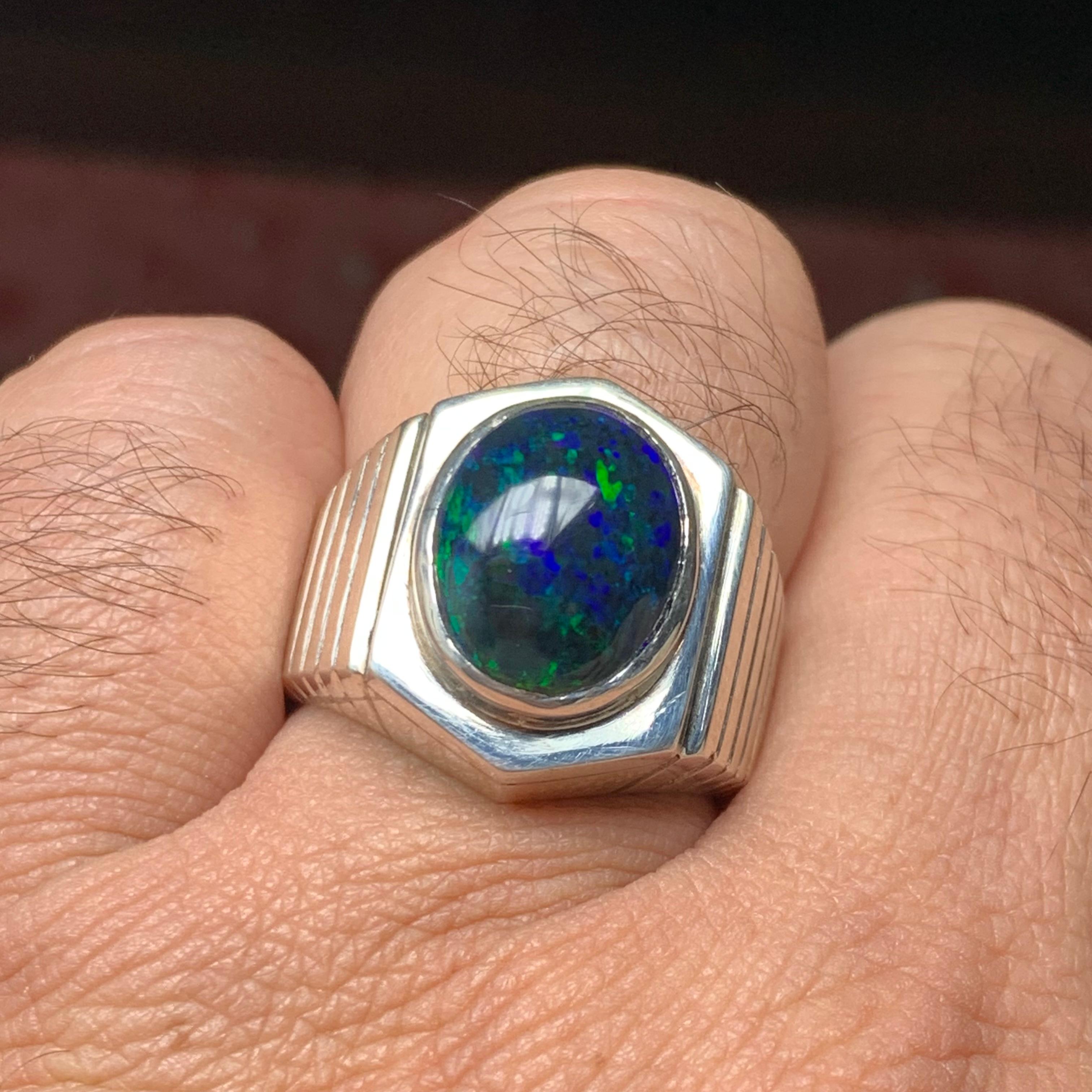 Natürlicher tiefblauer Opal-Cocktailring aus 925er Sterlingsilber - handgefertigt mit brillantem Farbspiel und elegantem Design.

💎 EDELSTEINART: Opal 
⚖️  RINGGEWICHT: 14,34 Gramm
💍  RINGGRÖSSE: 10.5 US
🪚 STEINFORM UND SCHLIFF: