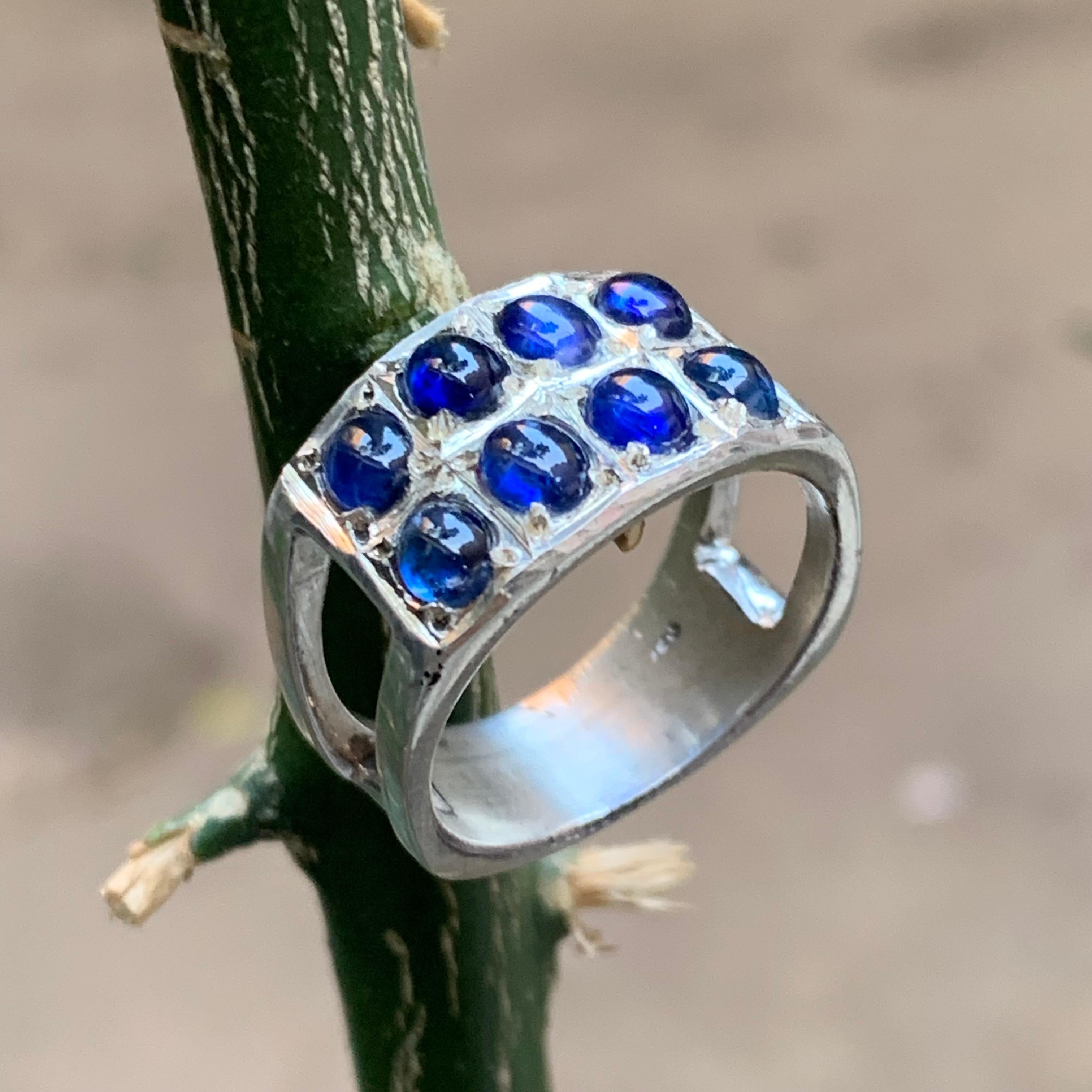 Anello a fascia con gemme di zaffiro blu profondo Nature in argento 925 - Fatto a mano in vendita 7