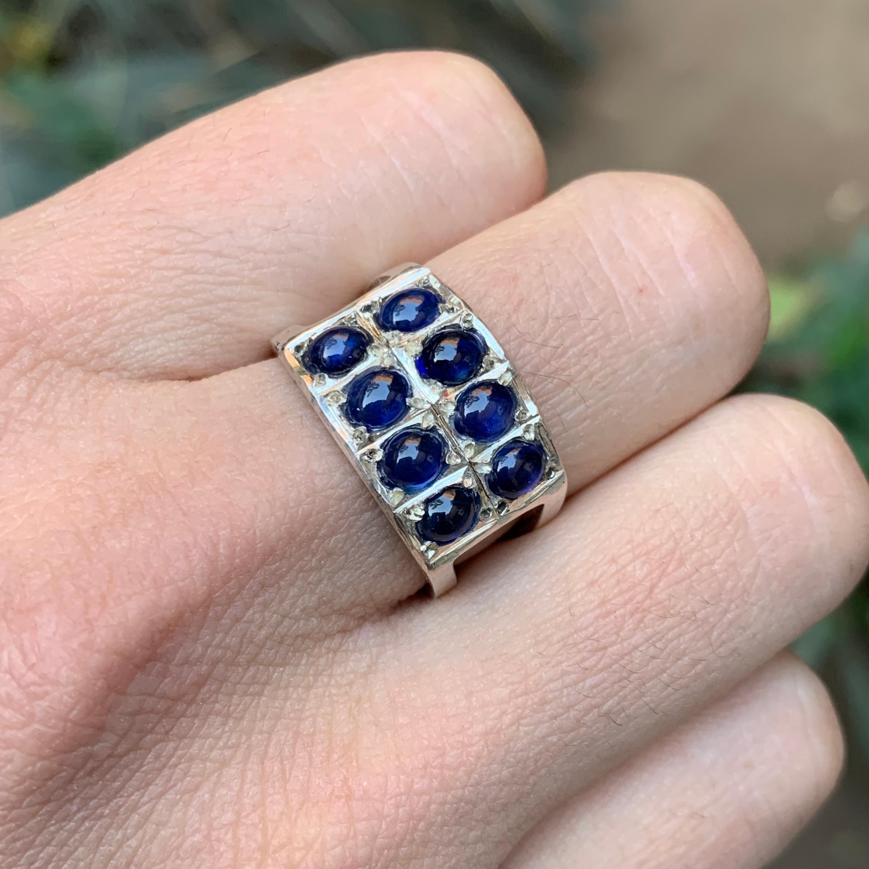 Anello a fascia con gemme di zaffiro blu profondo Nature in argento 925 - Fatto a mano In condizioni Nuovo in vendita a Peshawar, PK