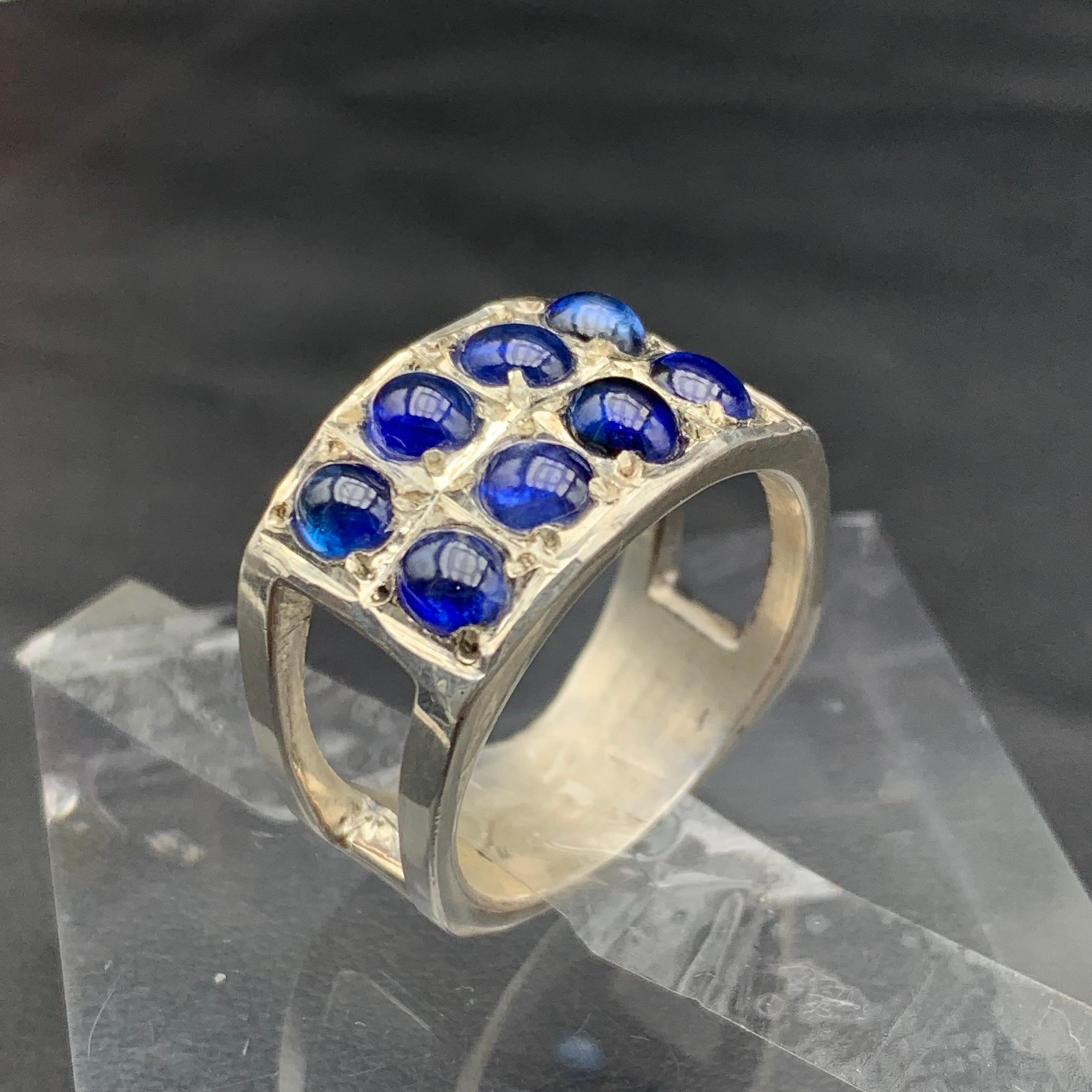 Anello a fascia con gemme di zaffiro blu profondo Nature in argento 925 - Fatto a mano in vendita 3