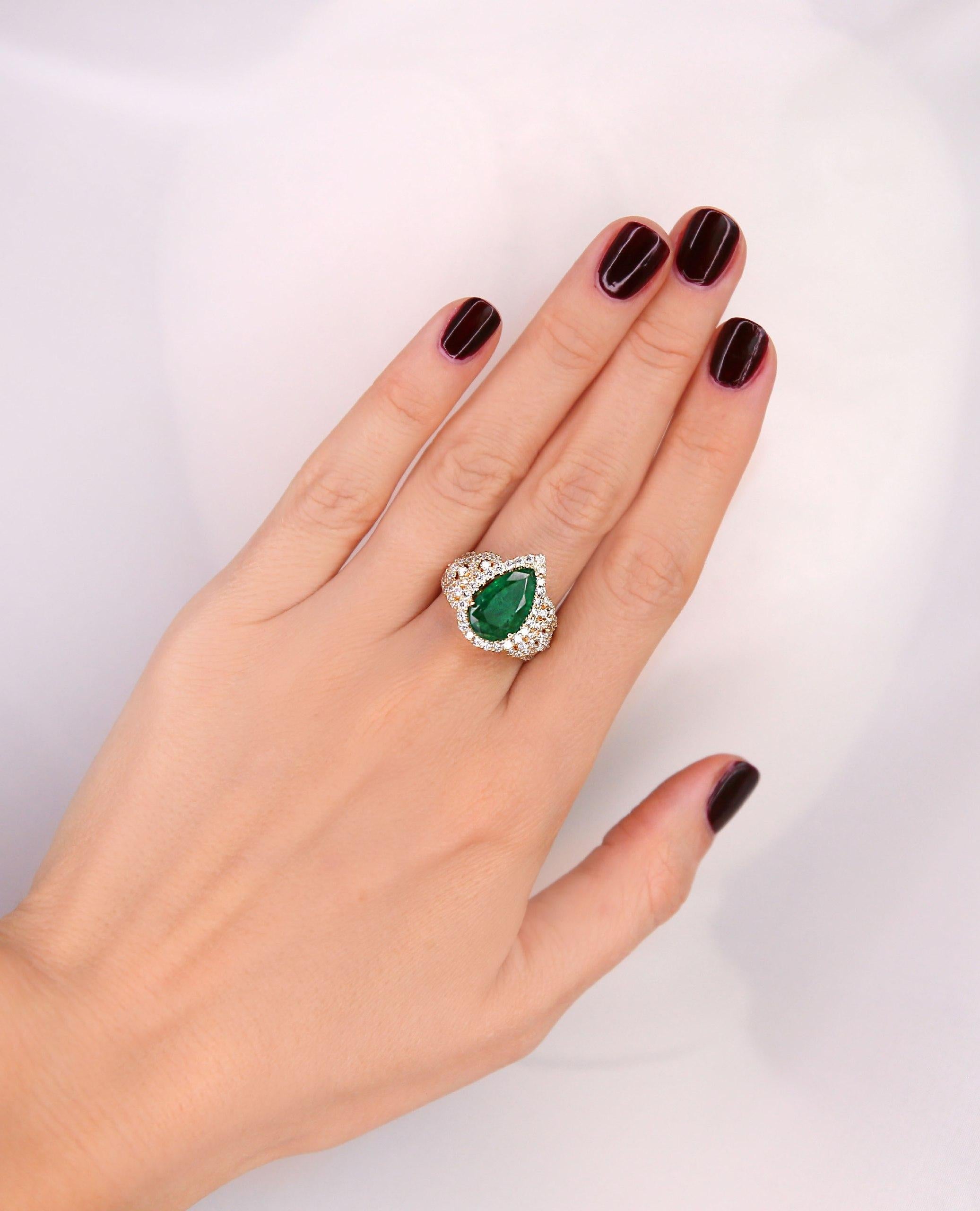 Modern Natural Deep Pear Cut Emerald 18 Karat Yellow Gold Diamond Ring for Her For Sale
