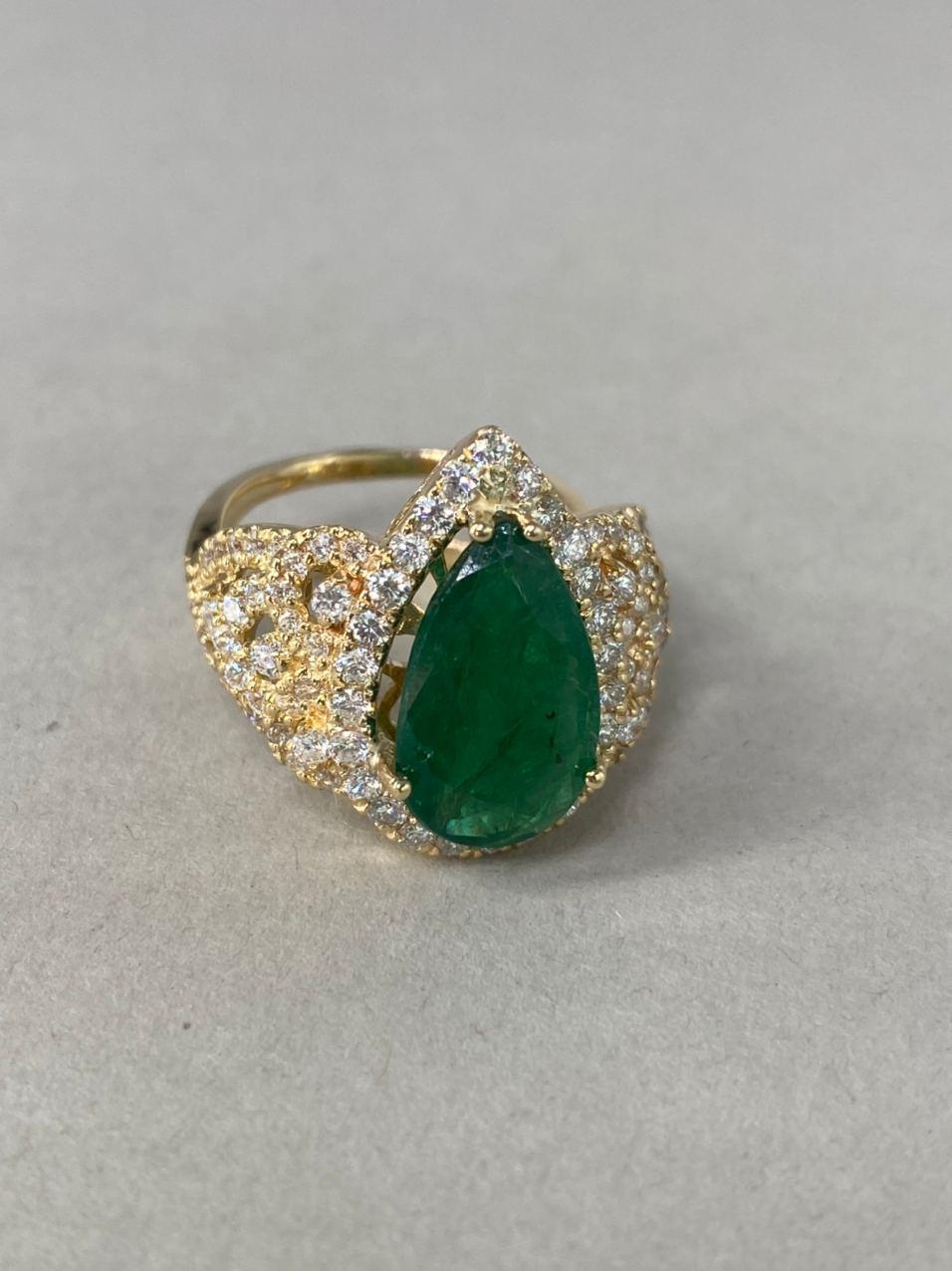 Round Cut Natural Deep Pear Cut Emerald 18 Karat Yellow Gold Diamond Ring for Her For Sale