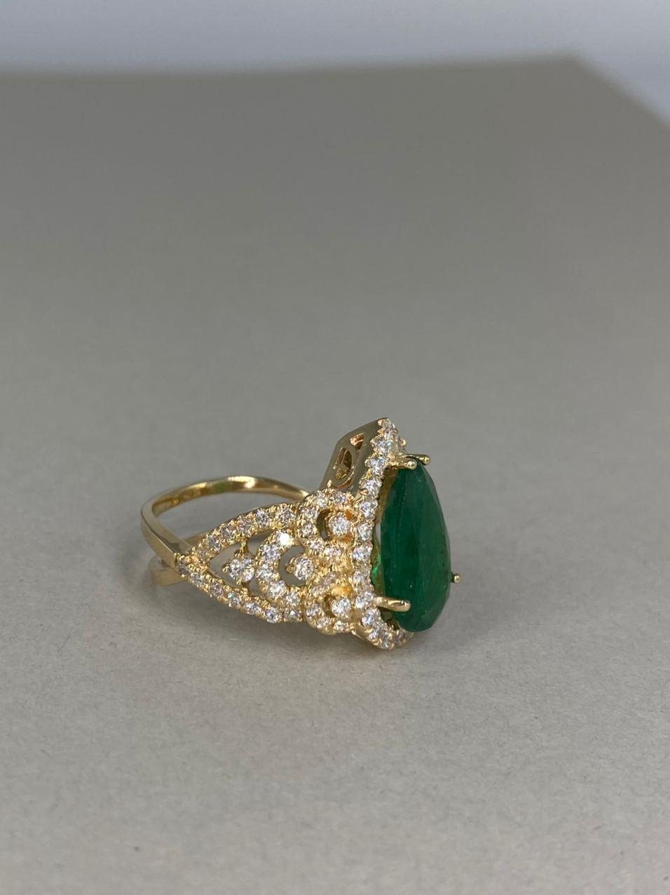Natural Deep Pear Cut Emerald 18 Karat Yellow Gold Diamond Ring for Her In New Condition For Sale In Montreux, CH