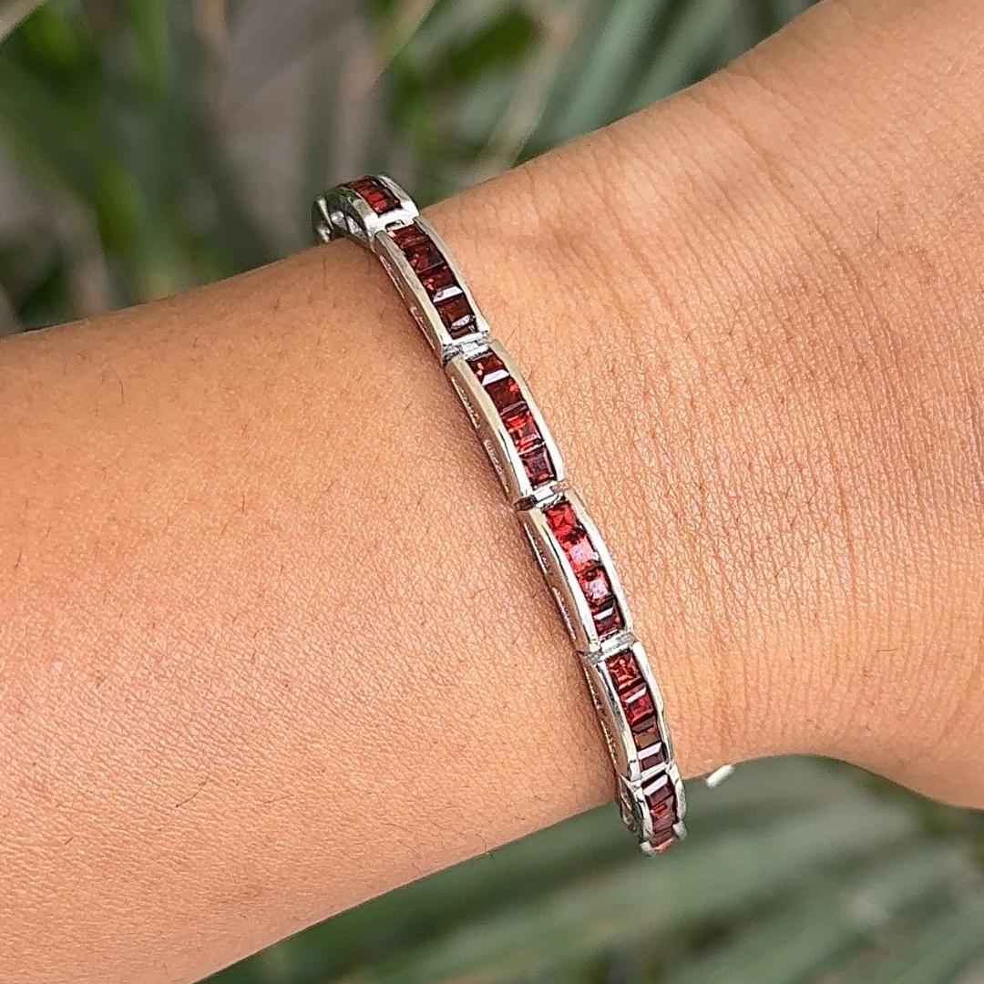 Das Armband aus tiefrotem Granatstein aus Sterlingsilber präsentiert einen unendlich funkelnden natürlichen Granat mit einem Gewicht von 6,5 Karat. Es misst 7.25 Zoll in der Länge.
Natürlicher Granat fördert die Konzentration und baut Stress
