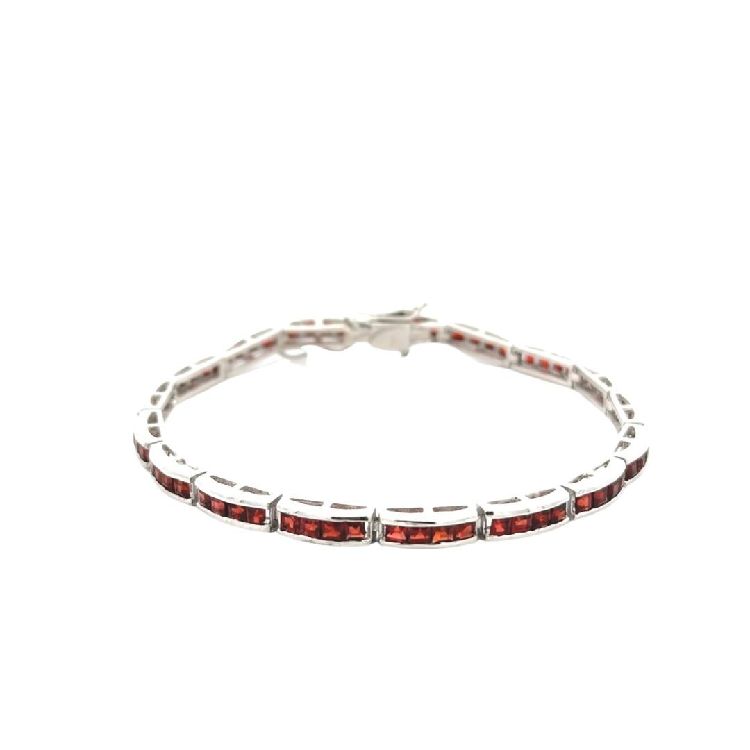 Natürliches tiefrotes Granat-Steinarmband aus 925er Sterlingsilber zum Jahrestag Geschenk (Carréeschliff) im Angebot