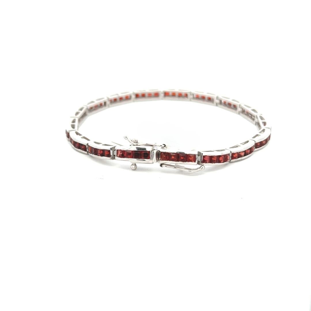Natürliches tiefrotes Granat-Steinarmband aus 925er Sterlingsilber zum Jahrestag Geschenk im Zustand „Neu“ im Angebot in New York, NY