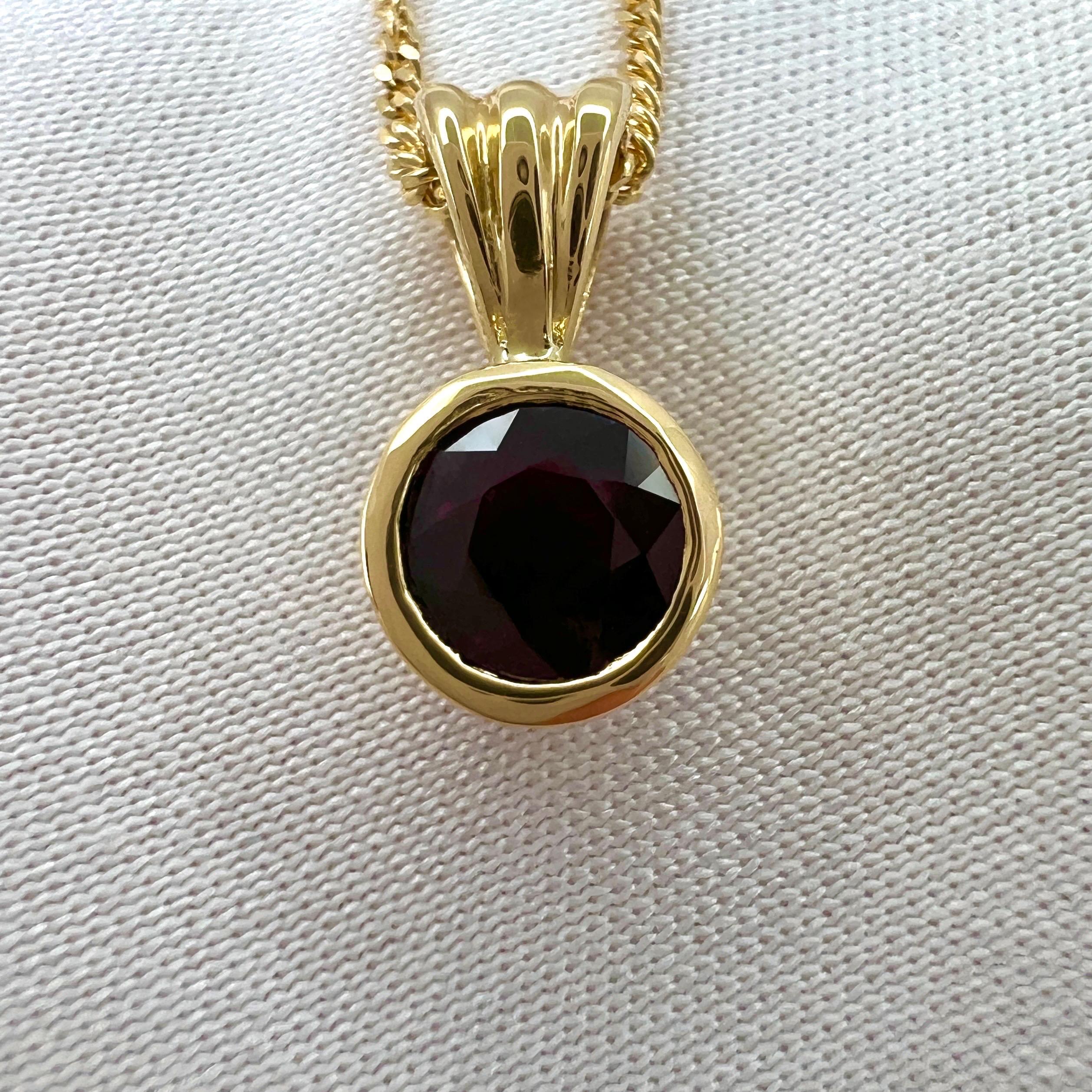 Natural Deep Red Ruby 0.51ct Round 18k Yellow Gold Solitaire Pendant Necklace For Sale 1