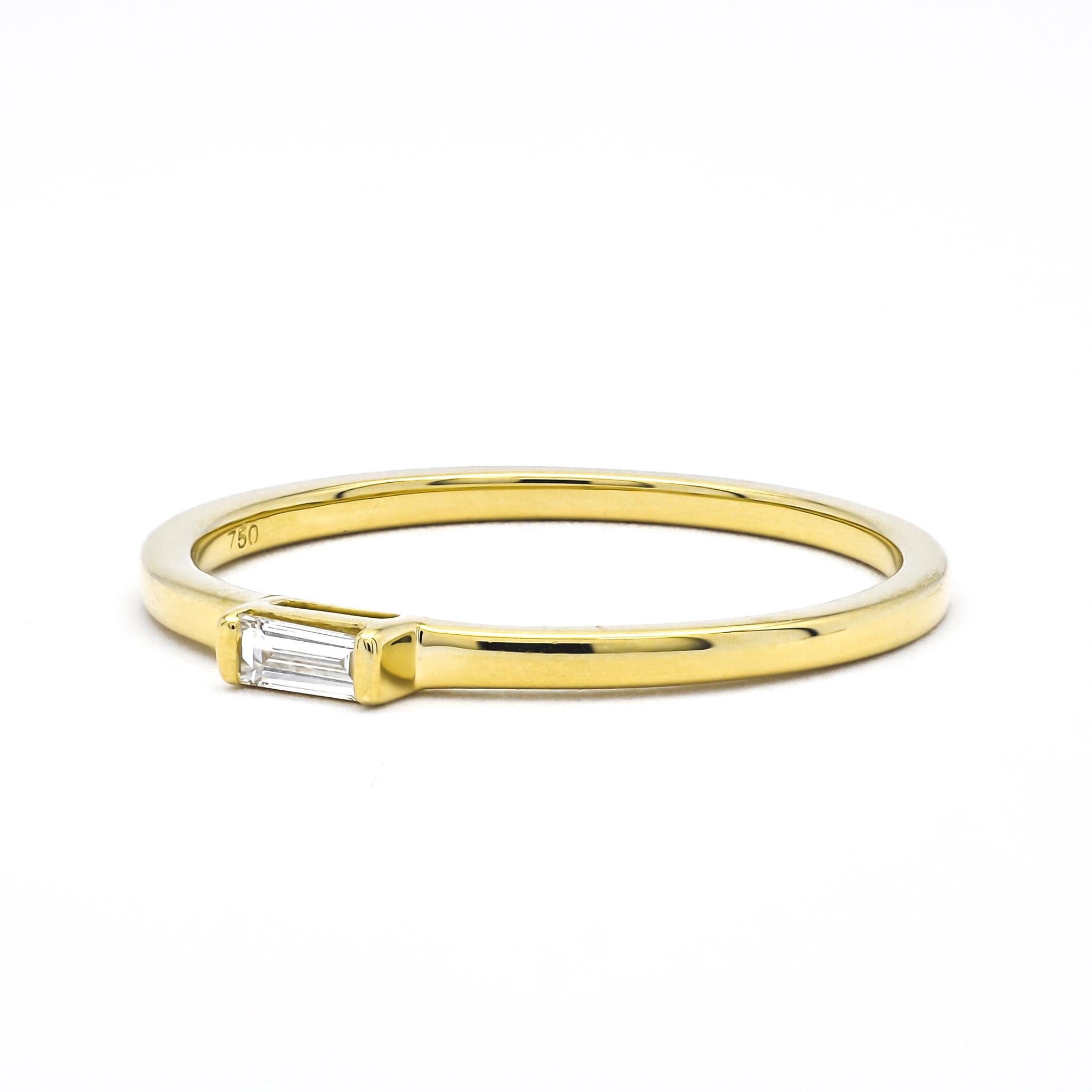 Der Baguette-Ring aus 18-karätigem Gelbgold mit natürlichem Diamant ist ein Meisterwerk der Anmut und Raffinesse. Dieser mit Präzision aus 18-karätigem Gelbgold gefertigte Ring enthält einen natürlichen Diamanten im Baguetteschliff von 0,06 Karat in