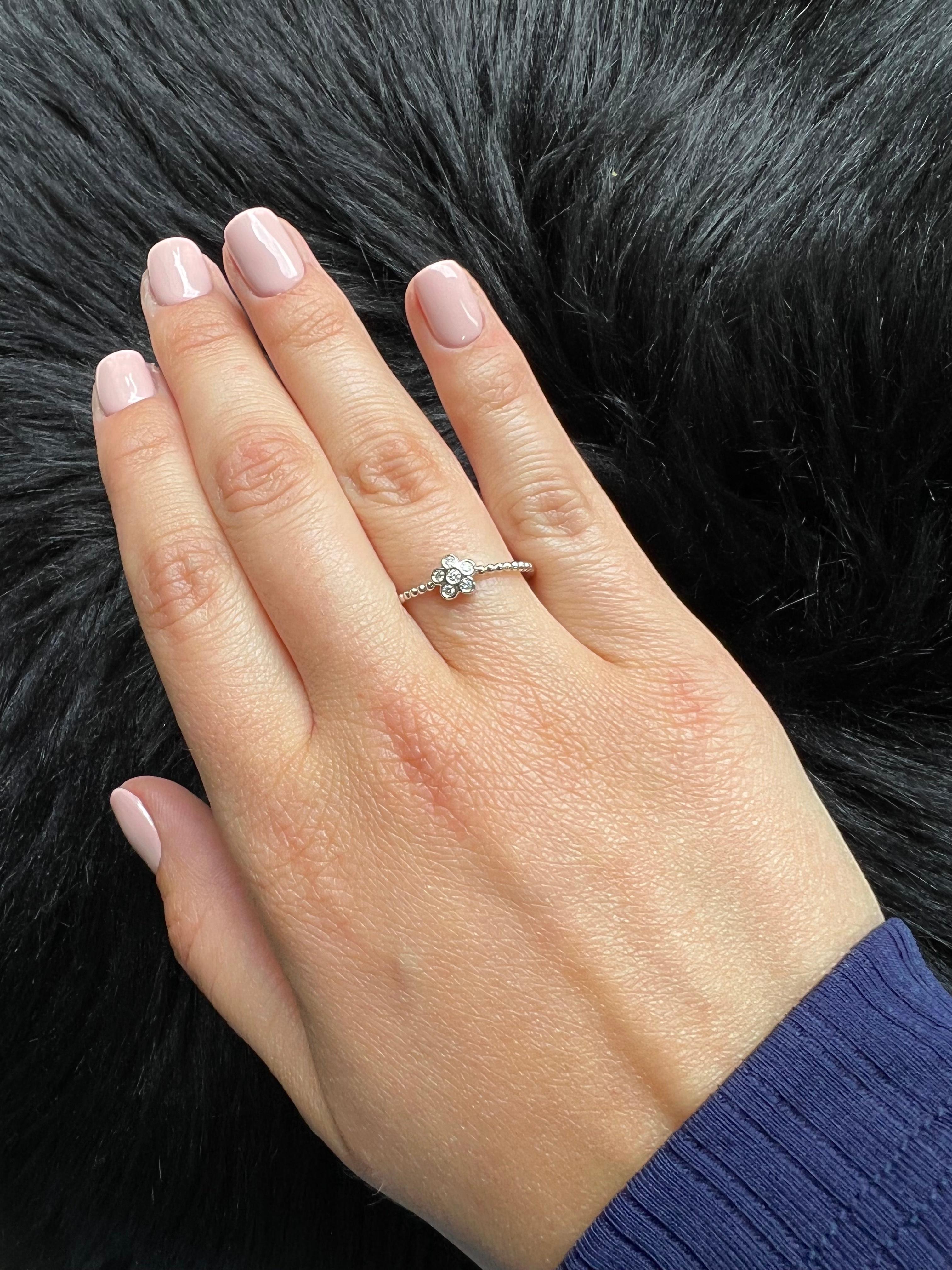 Diamant naturel 0,08 carats Bague empilable en or jaune 18KT avec motif floral Neuf - En vente à Antwerpen, BE