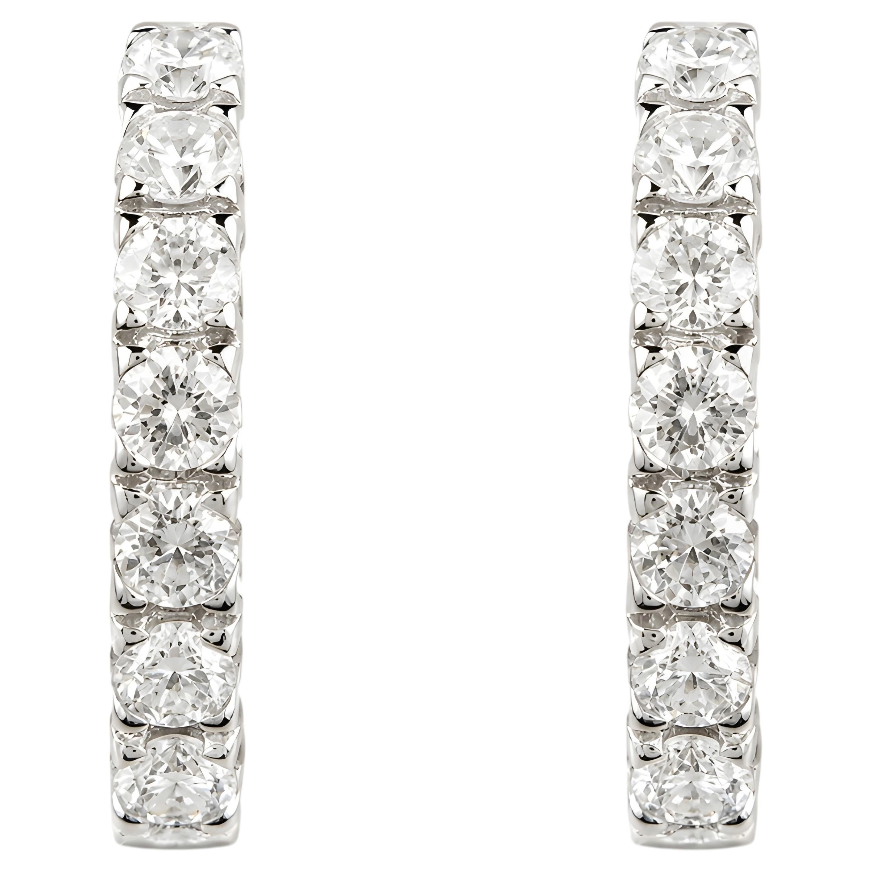 Pendientes de aro «Inside-Out» con diamantes redondos de 0,10 ct, en oro blanco de 18 quilates. Regalo de aniversario