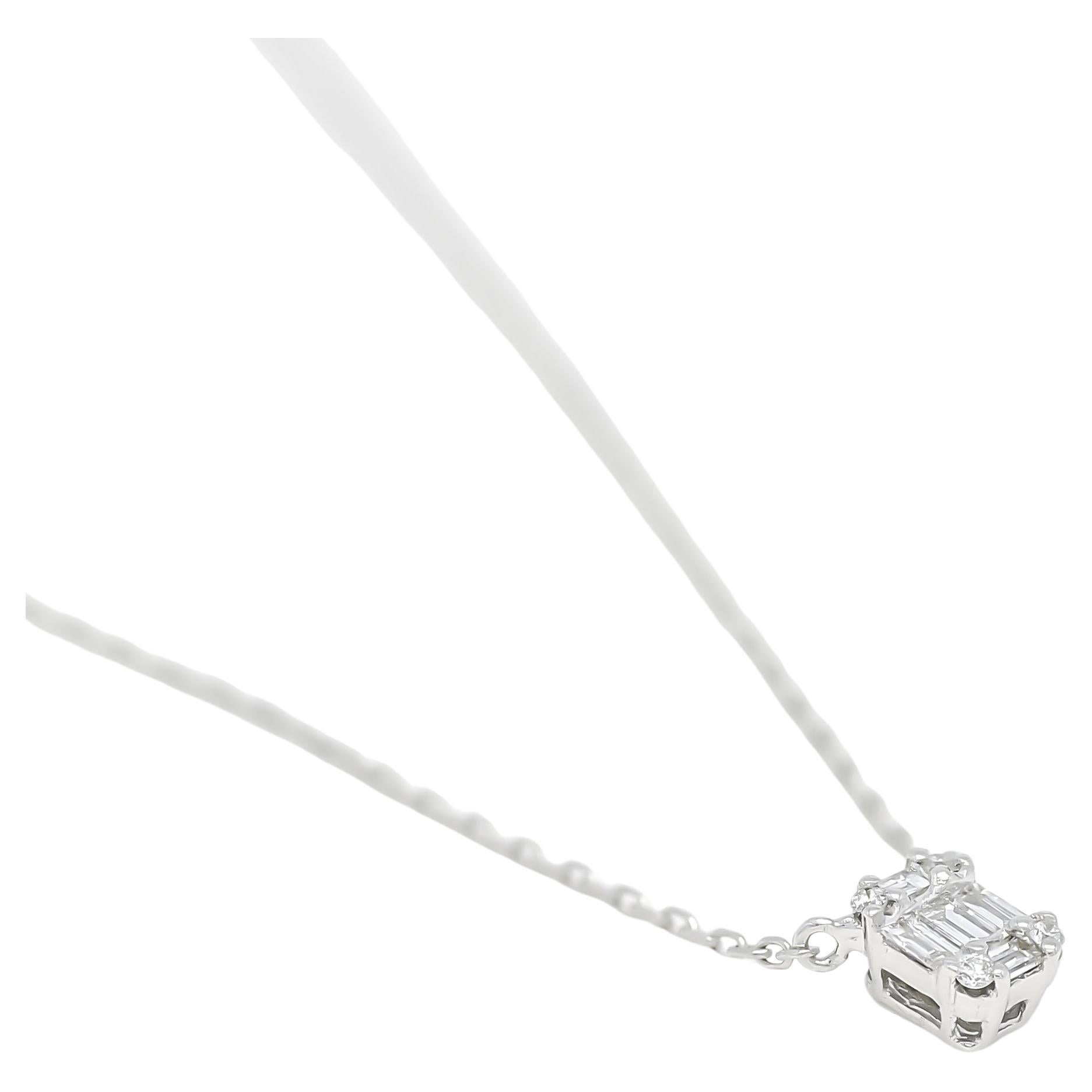 Eleganza e scintillio sono la tua priorità con la nostra elegante collana con pendente di diamanti tondi e baguette. Realizzata con un'attenzione meticolosa ai dettagli, questa collana presenta un design accattivante che combina perfettamente la