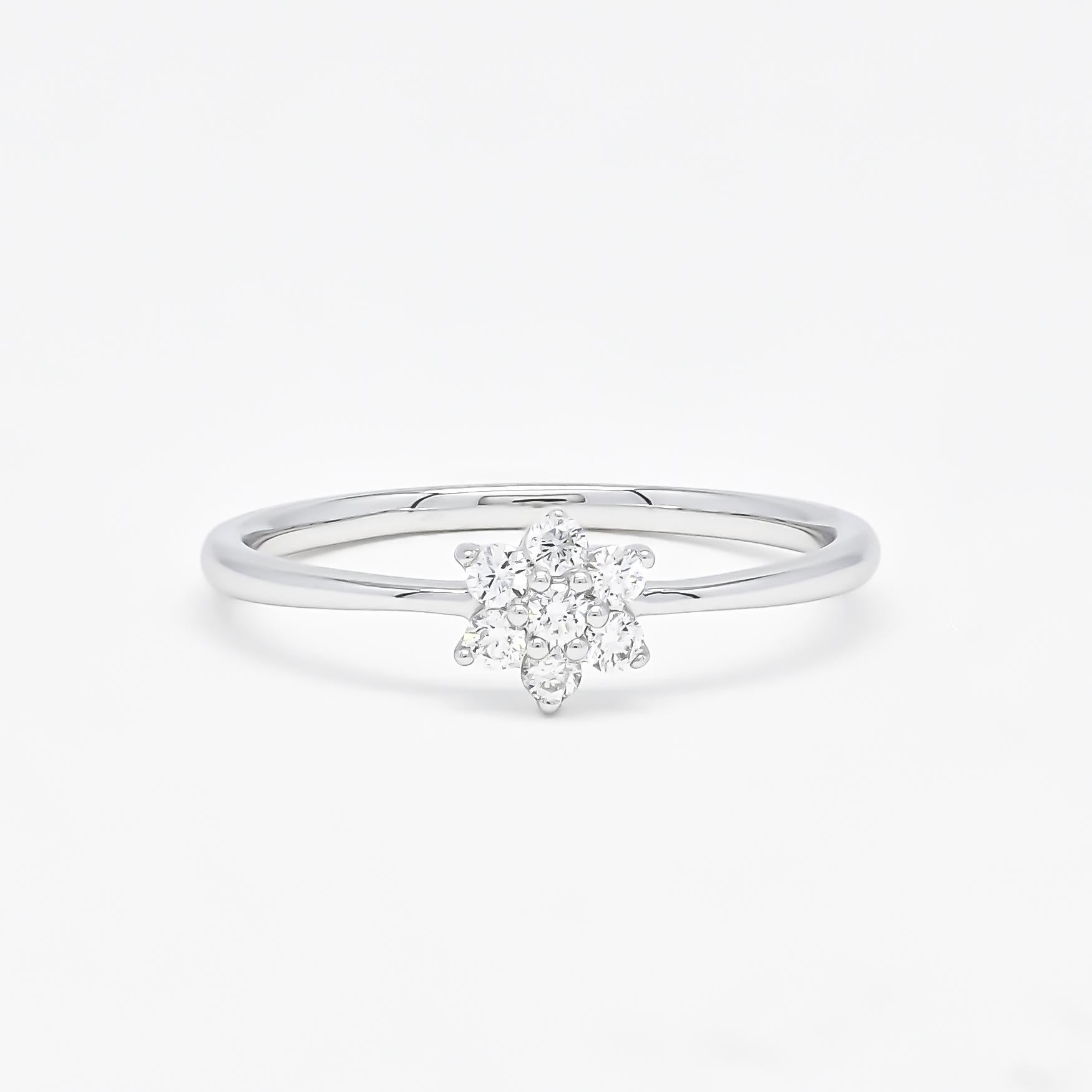 L'anello Flower Cluster Diamond è la scelta perfetta per chi cerca un design semplice e delicato per un anello di fidanzamento. Questo anello presenta un gruppo di piccoli diamanti disposti in un delicato disegno a fiore. L'anello con diamante,