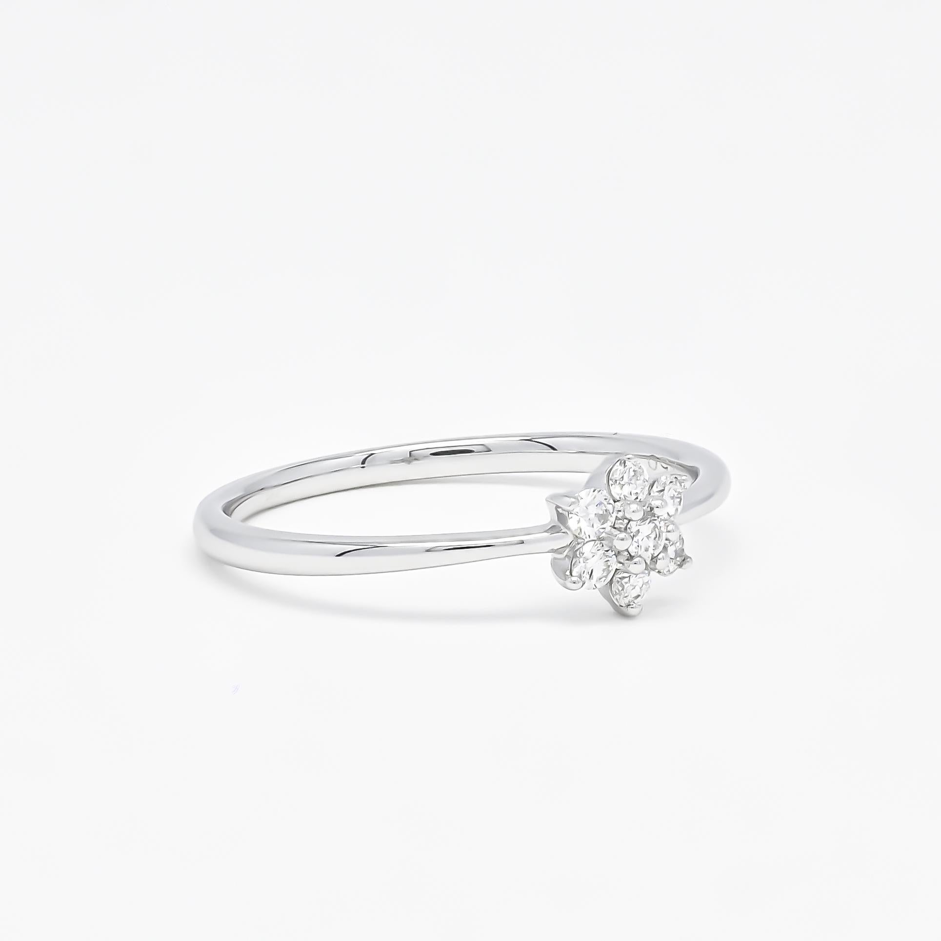 Moderno Anello semplice con diamante naturale da 0,15 carati in oro bianco 18KT con fiore a grappolo in vendita
