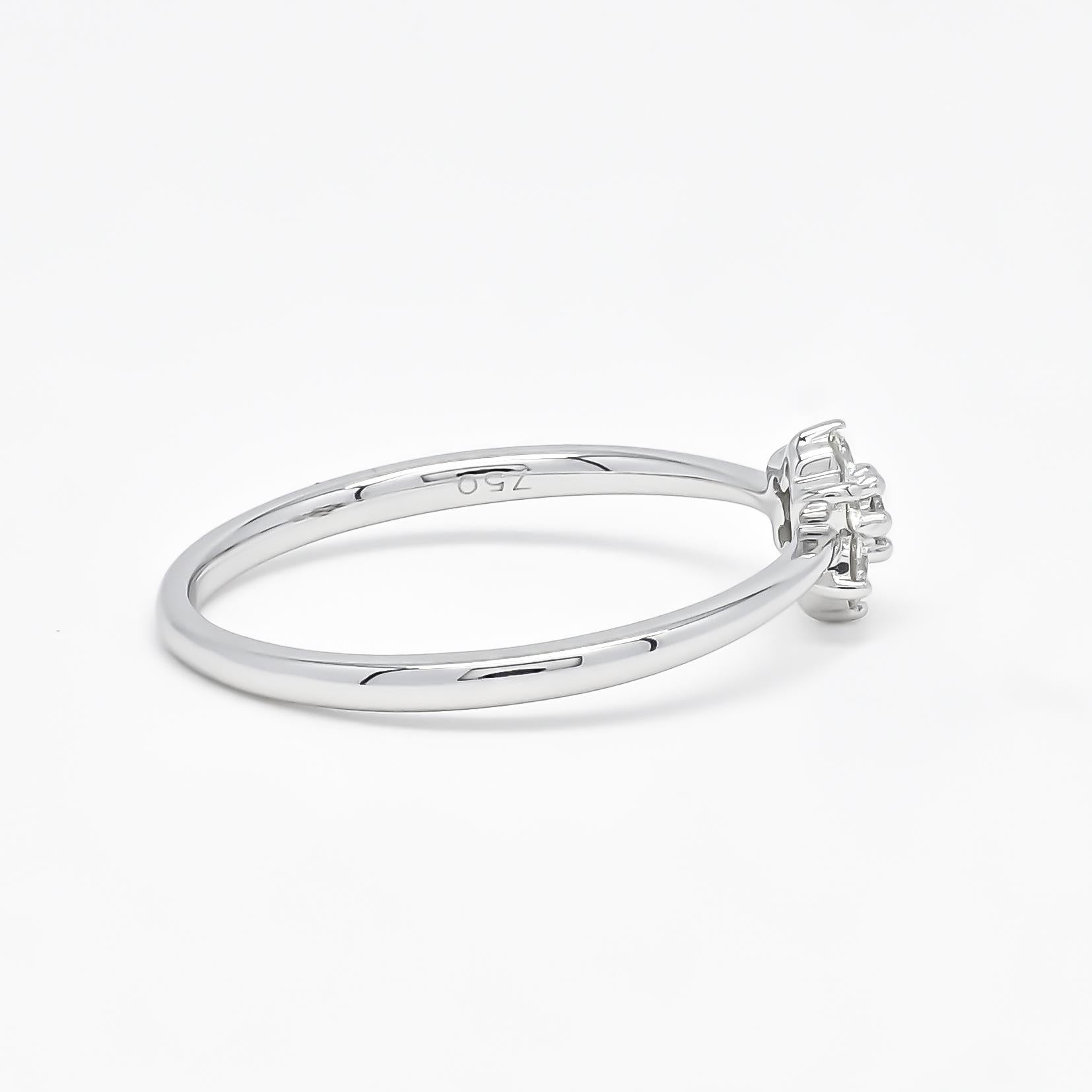 Taglio rotondo Anello semplice con diamante naturale da 0,15 carati in oro bianco 18KT con fiore a grappolo in vendita