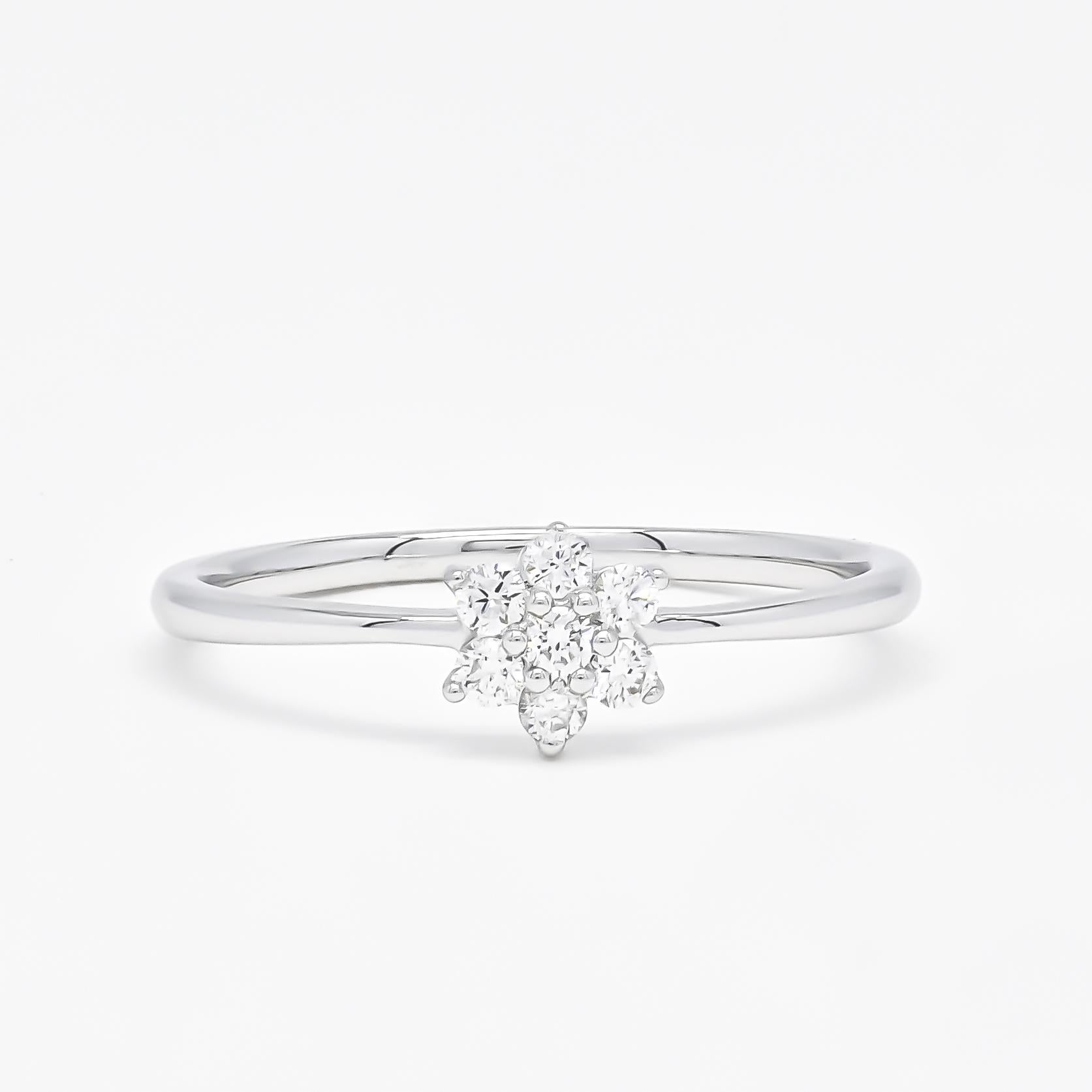 Anello semplice con diamante naturale da 0,15 carati in oro bianco 18KT con fiore a grappolo In condizioni Nuovo in vendita a Antwerpen, BE
