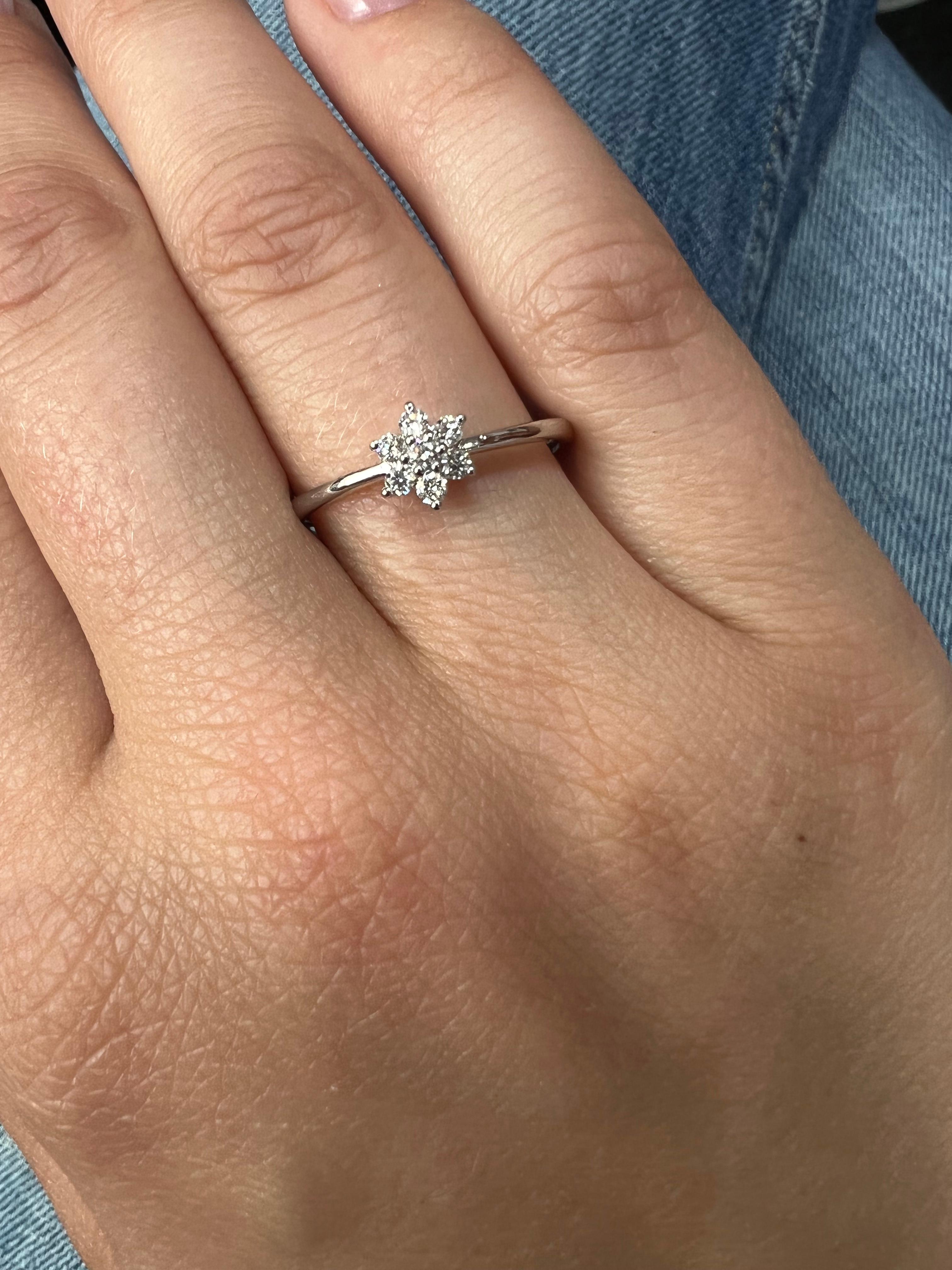 da uomo o donna Anello semplice con diamante naturale da 0,15 carati in oro bianco 18KT con fiore a grappolo in vendita