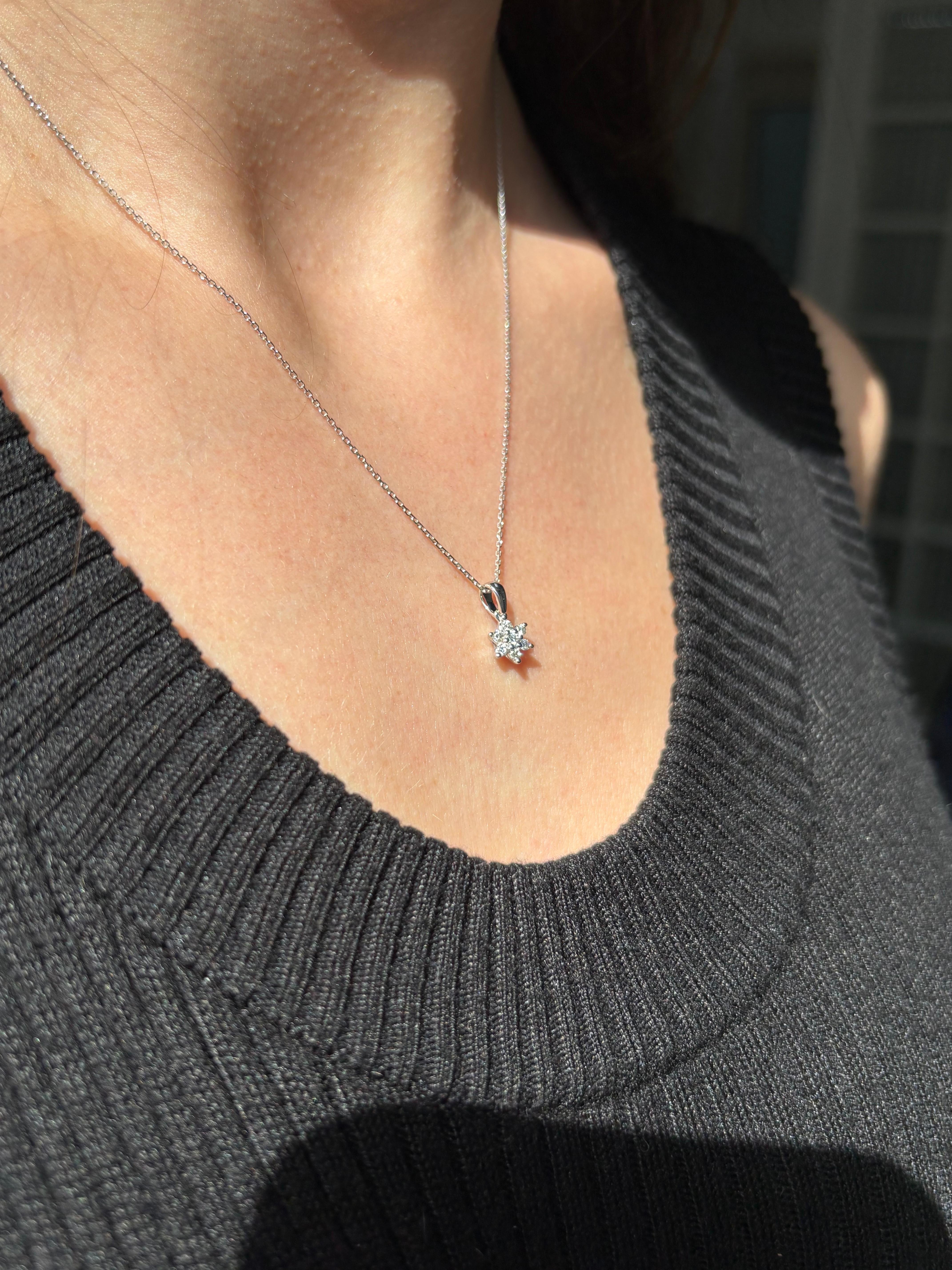 Chaîne collier pendentif fleur en or blanc 18 carats avec diamant naturel 0,15 carat en vente 4