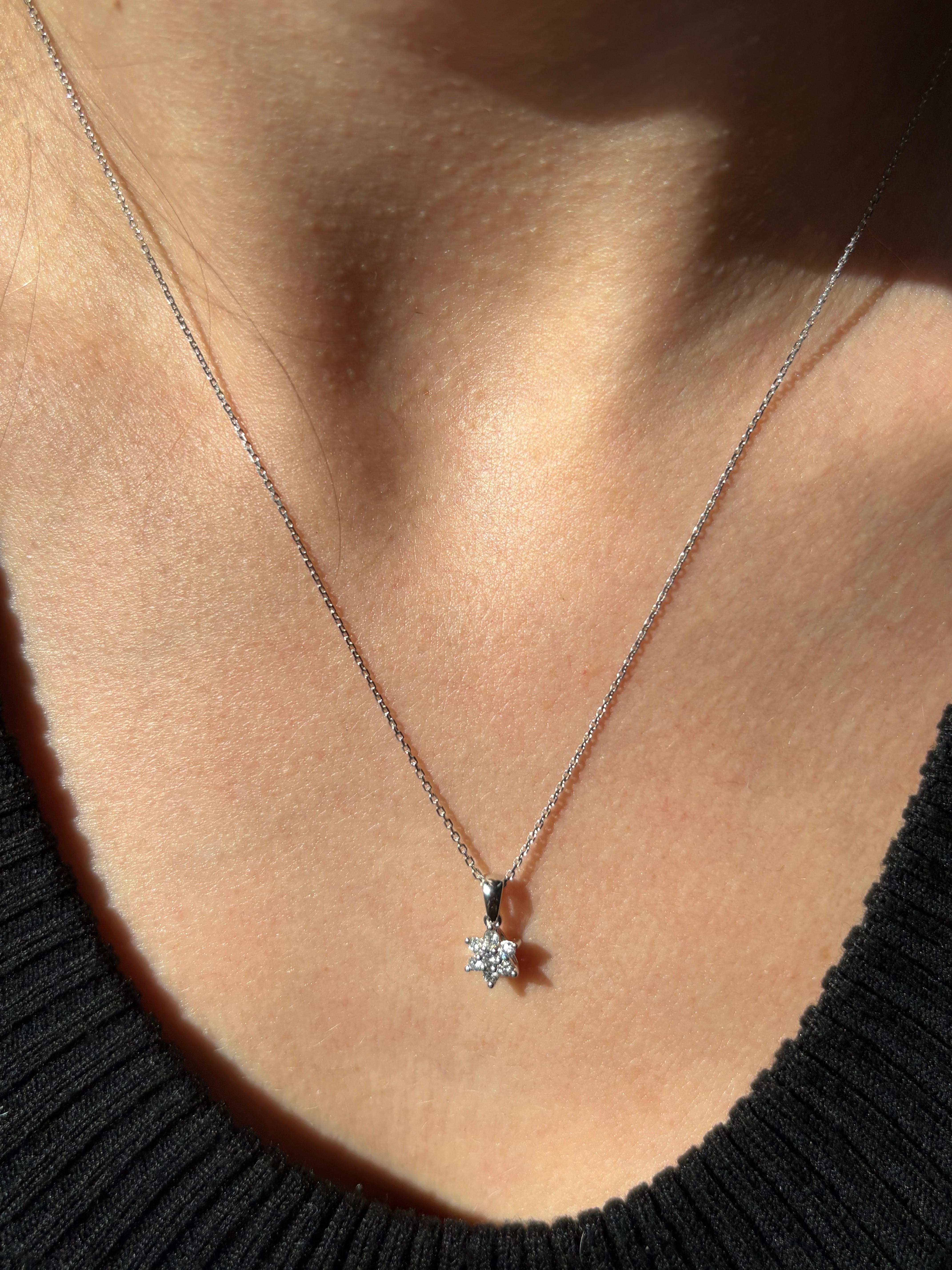Chaîne collier pendentif fleur en or blanc 18 carats avec diamant naturel 0,15 carat en vente 5