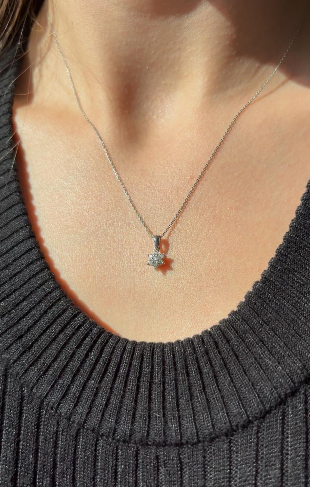 Chaîne collier pendentif fleur en or blanc 18 carats avec diamant naturel 0,15 carat en vente 6