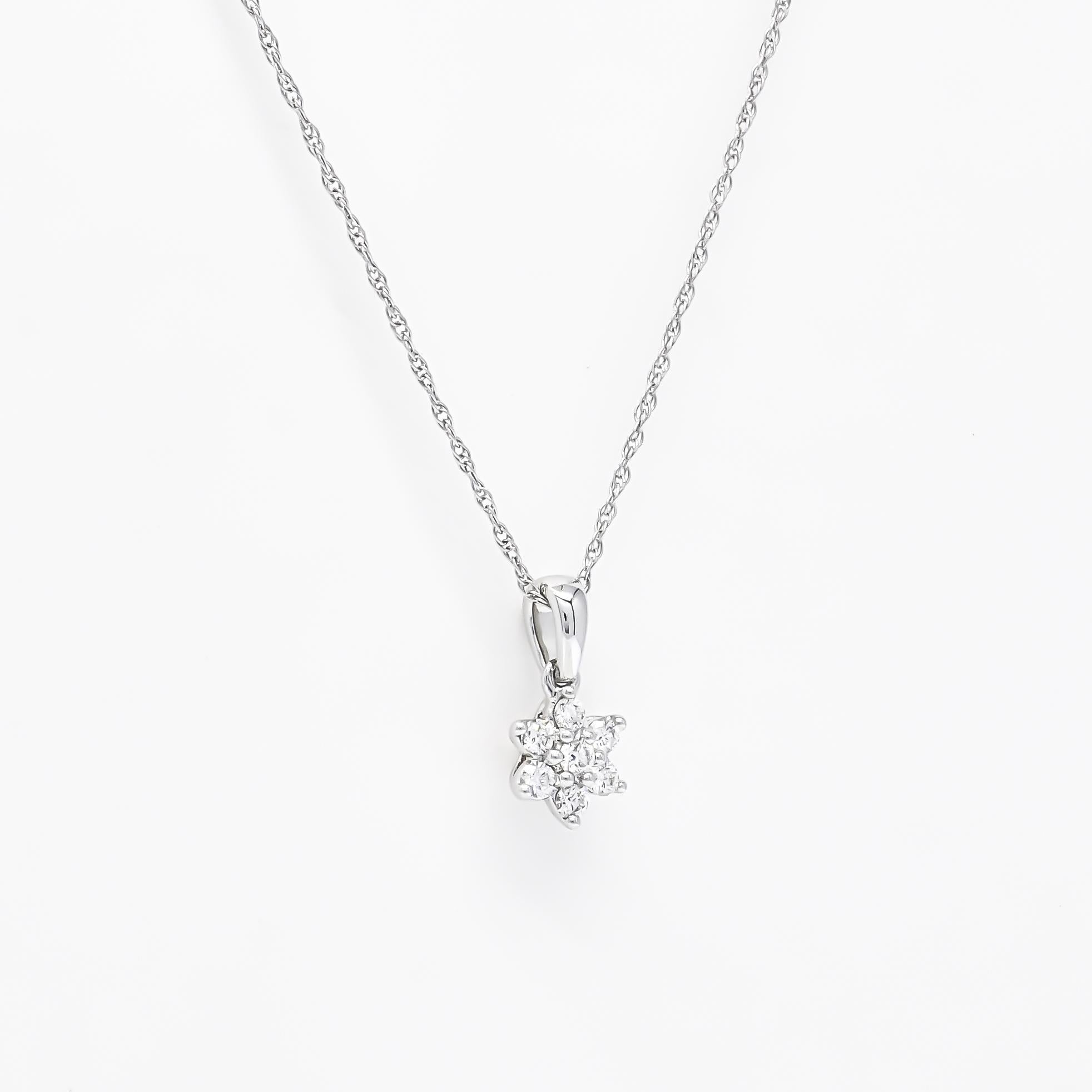 Round Cut Natural Diamond 0.16 carats 18KT White Gold Flower Pendant Chain Necklace For Sale