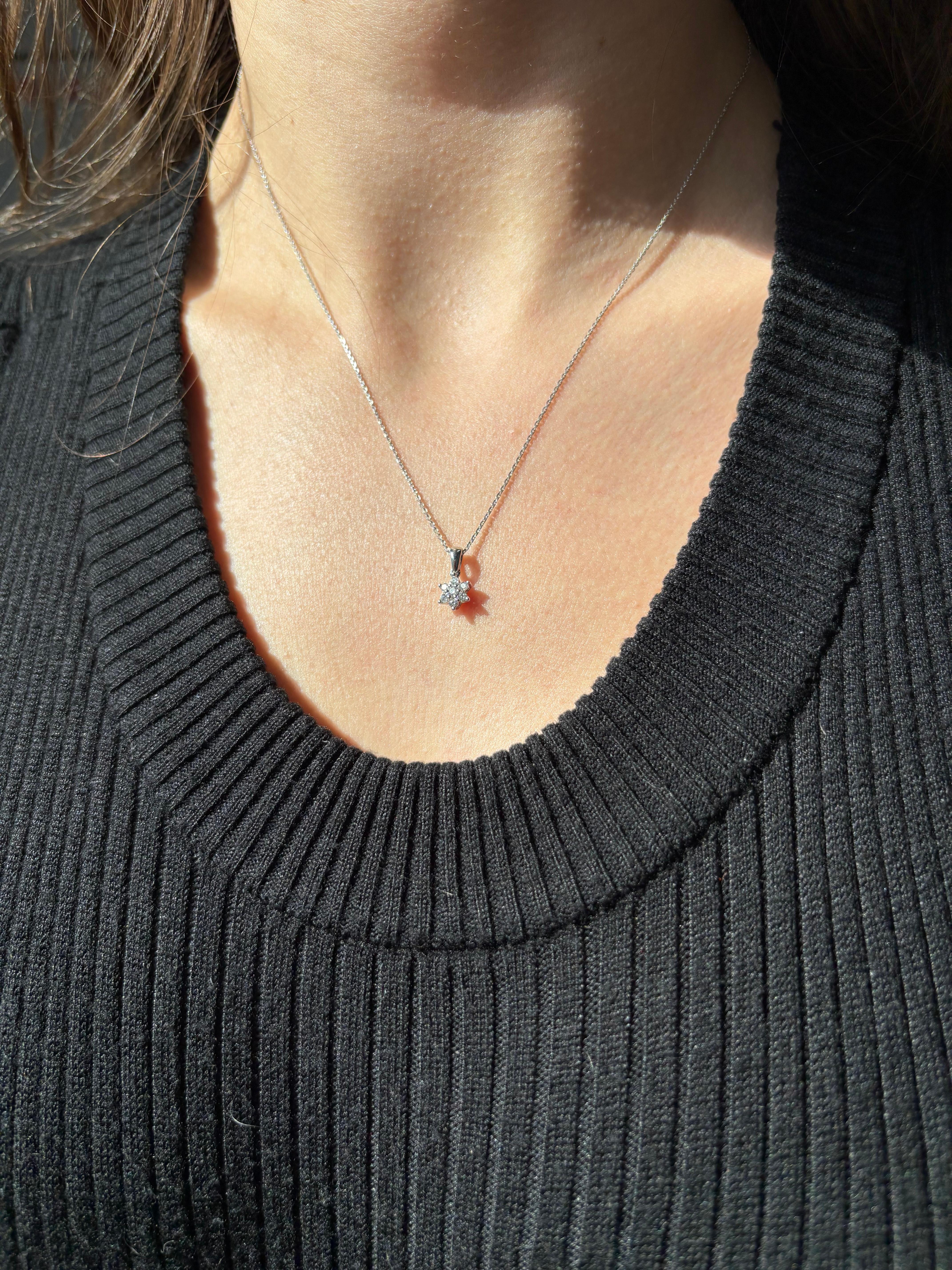 Chaîne collier pendentif fleur en or blanc 18 carats avec diamant naturel 0,15 carat en vente 1