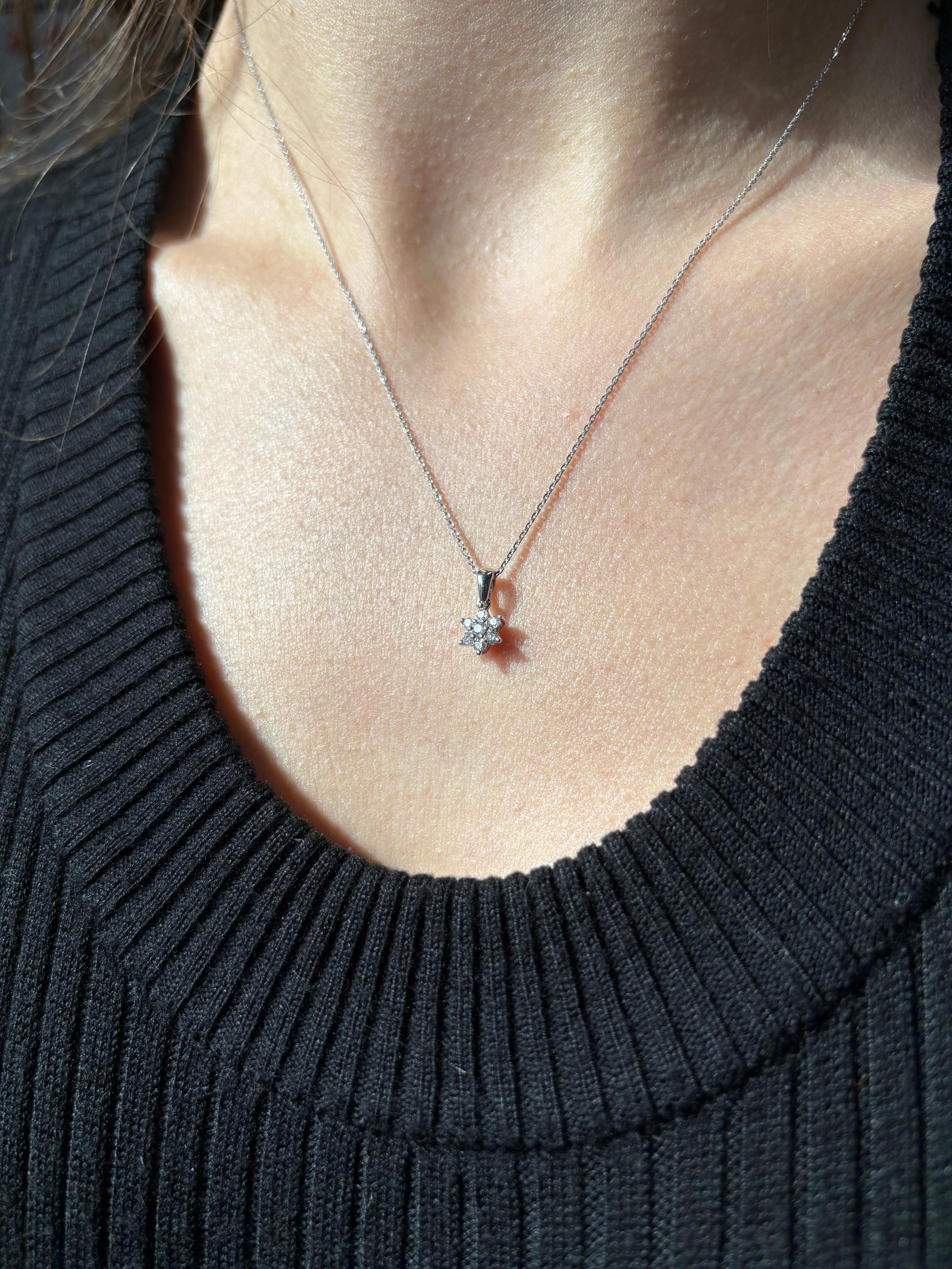 Chaîne collier pendentif fleur en or blanc 18 carats avec diamant naturel 0,15 carat en vente 2