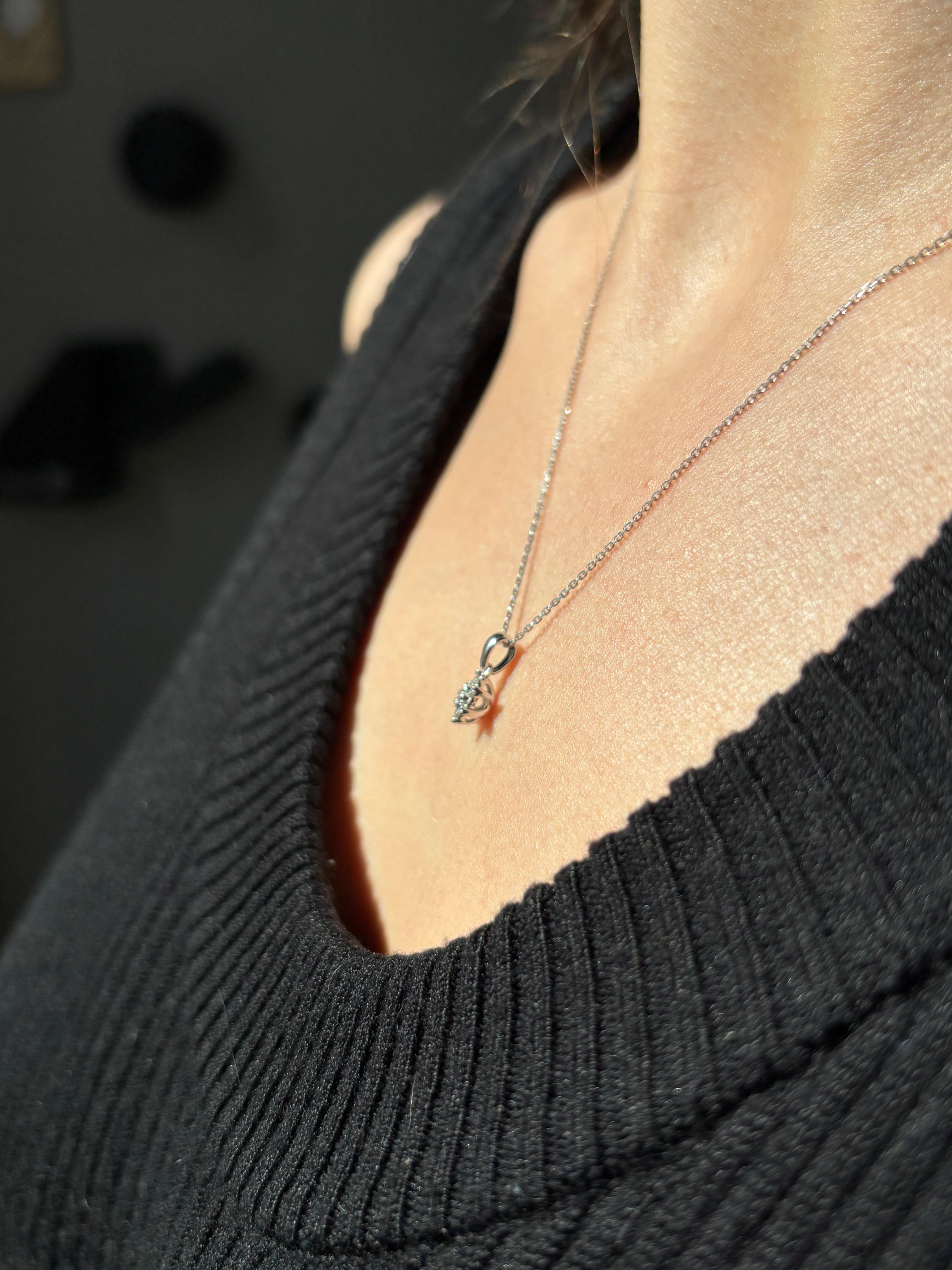 Chaîne collier pendentif fleur en or blanc 18 carats avec diamant naturel 0,15 carat en vente 3