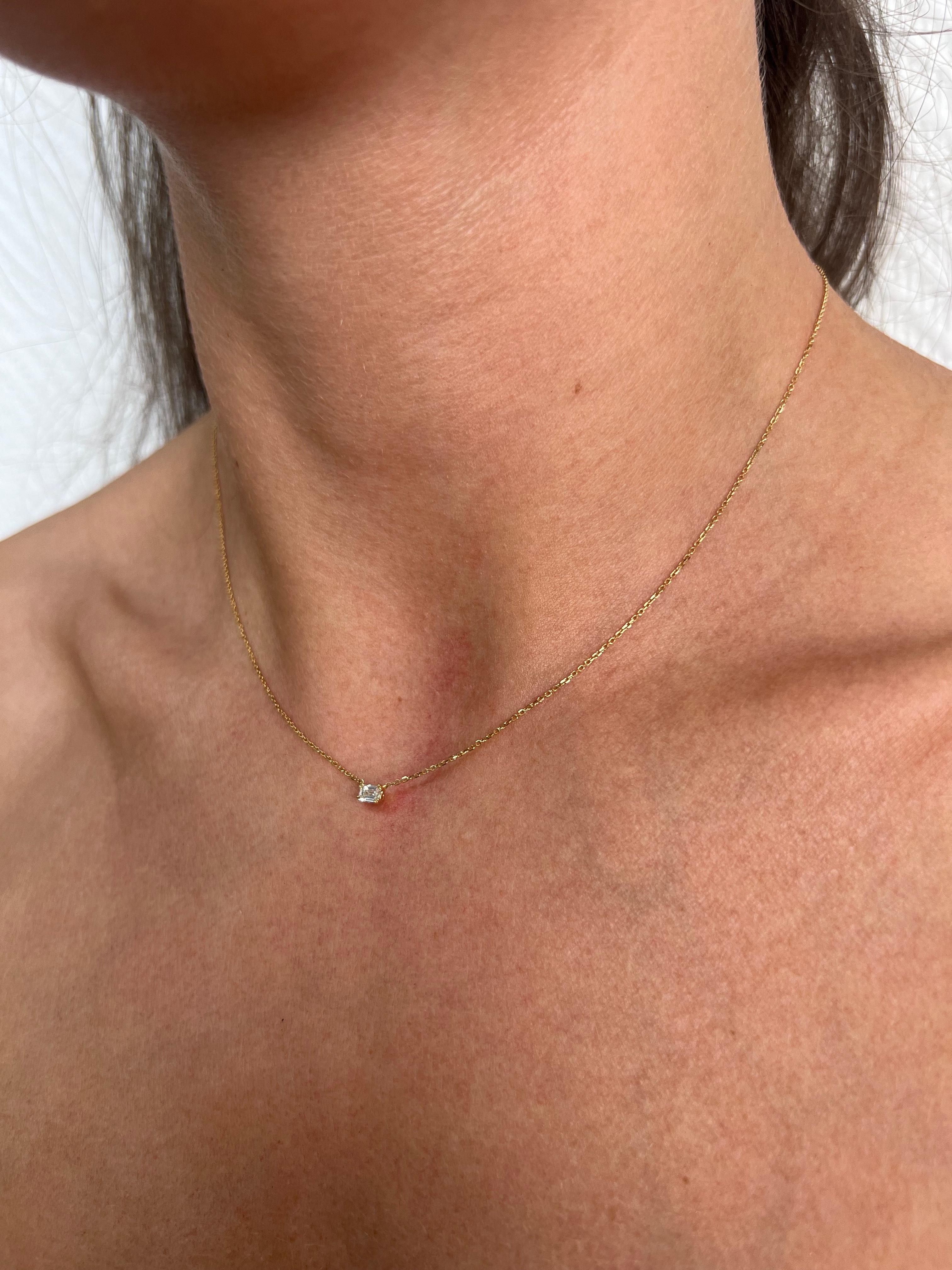 Natural Diamond 0.13 CT 18Karat White Gold Emerald Cut Necklace For Sale 6