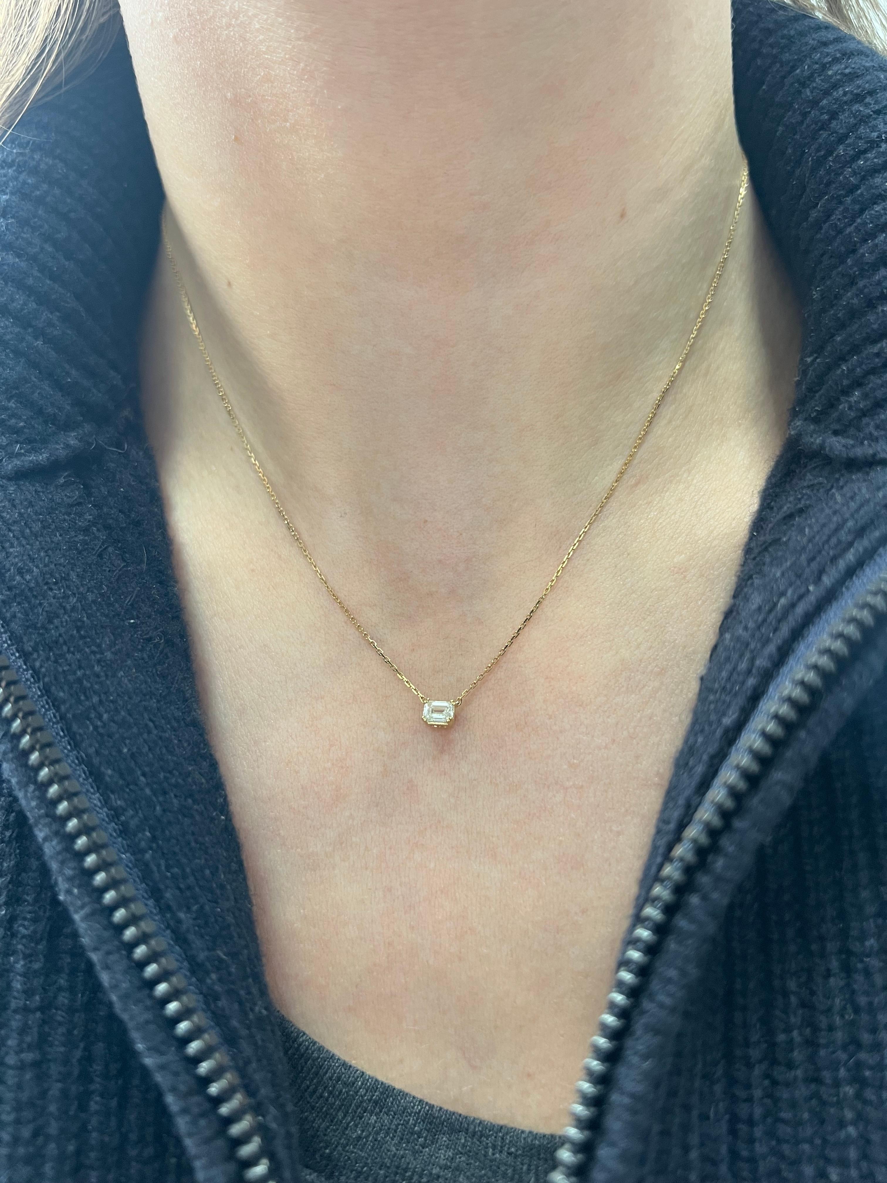 Natural Diamond 0.13 CT 18Karat White Gold Emerald Cut Necklace For Sale 9