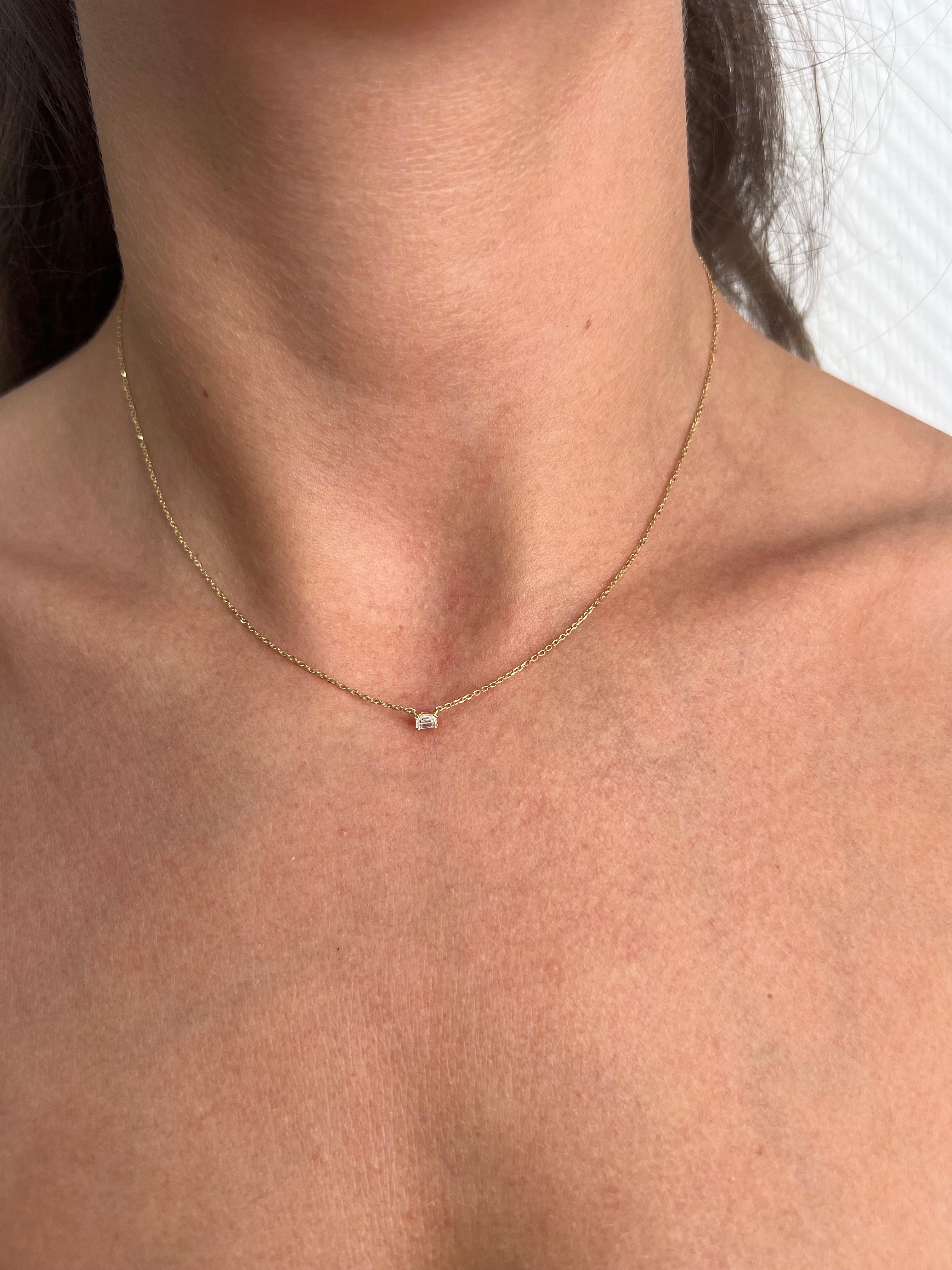 Natural Diamond 0.13 CT 18Karat White Gold Emerald Cut Necklace For Sale 3