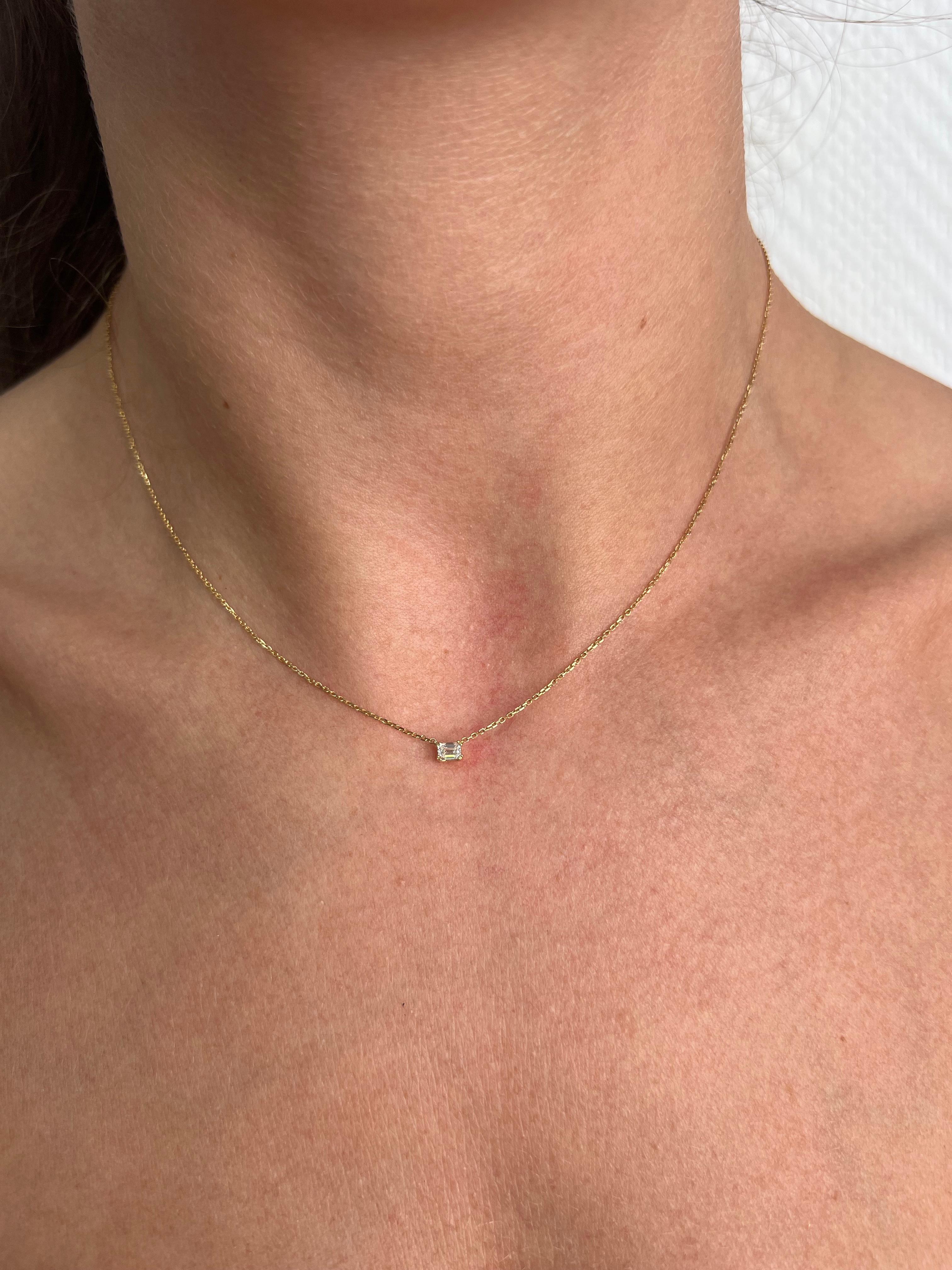 Natural Diamond 0.13 CT 18Karat White Gold Emerald Cut Necklace For Sale 4