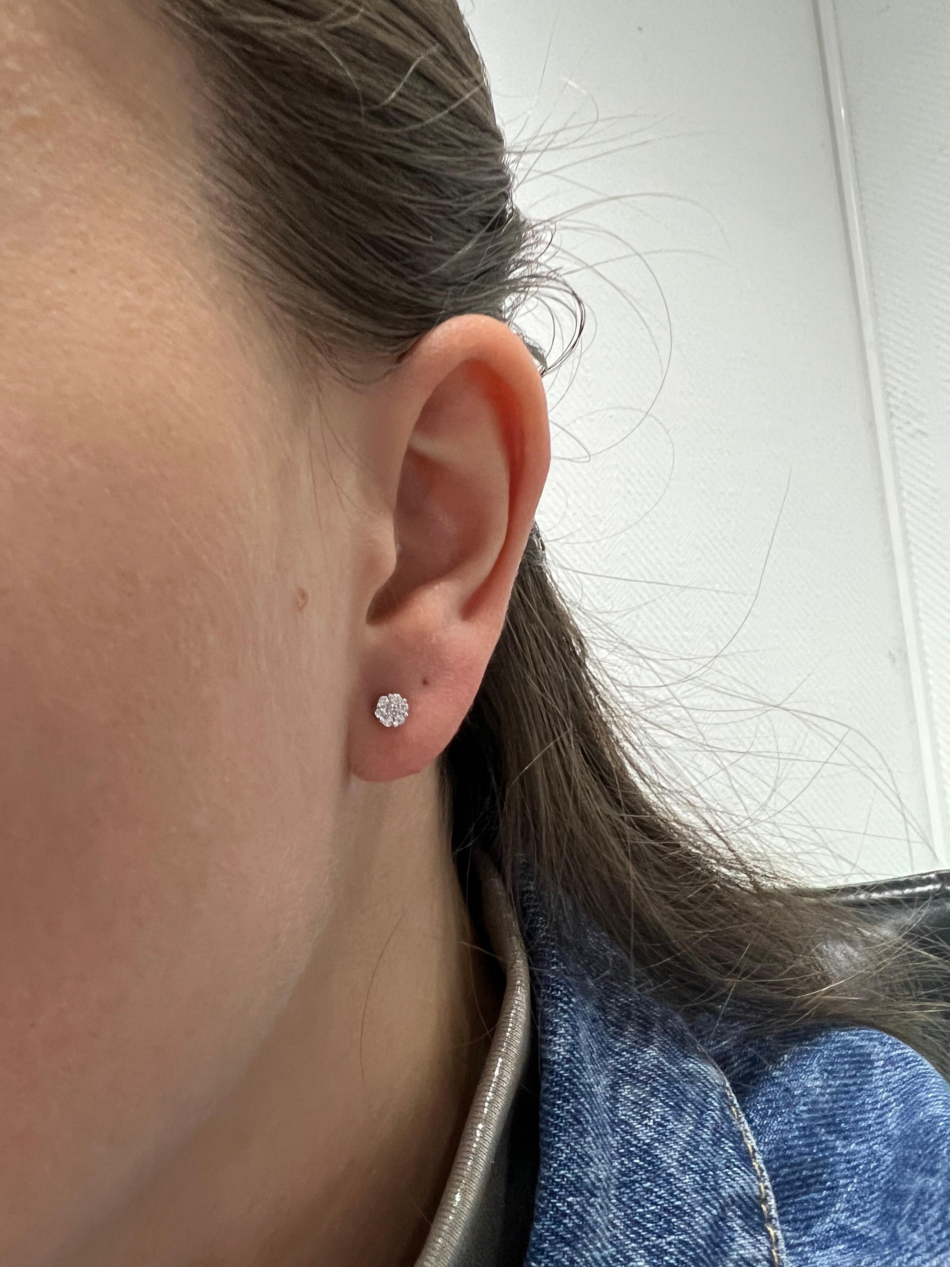 Women's or Men's Natural Diamond 0.17 ct 18 karat white Gold Classic Cluster Stud Earrings For Sale