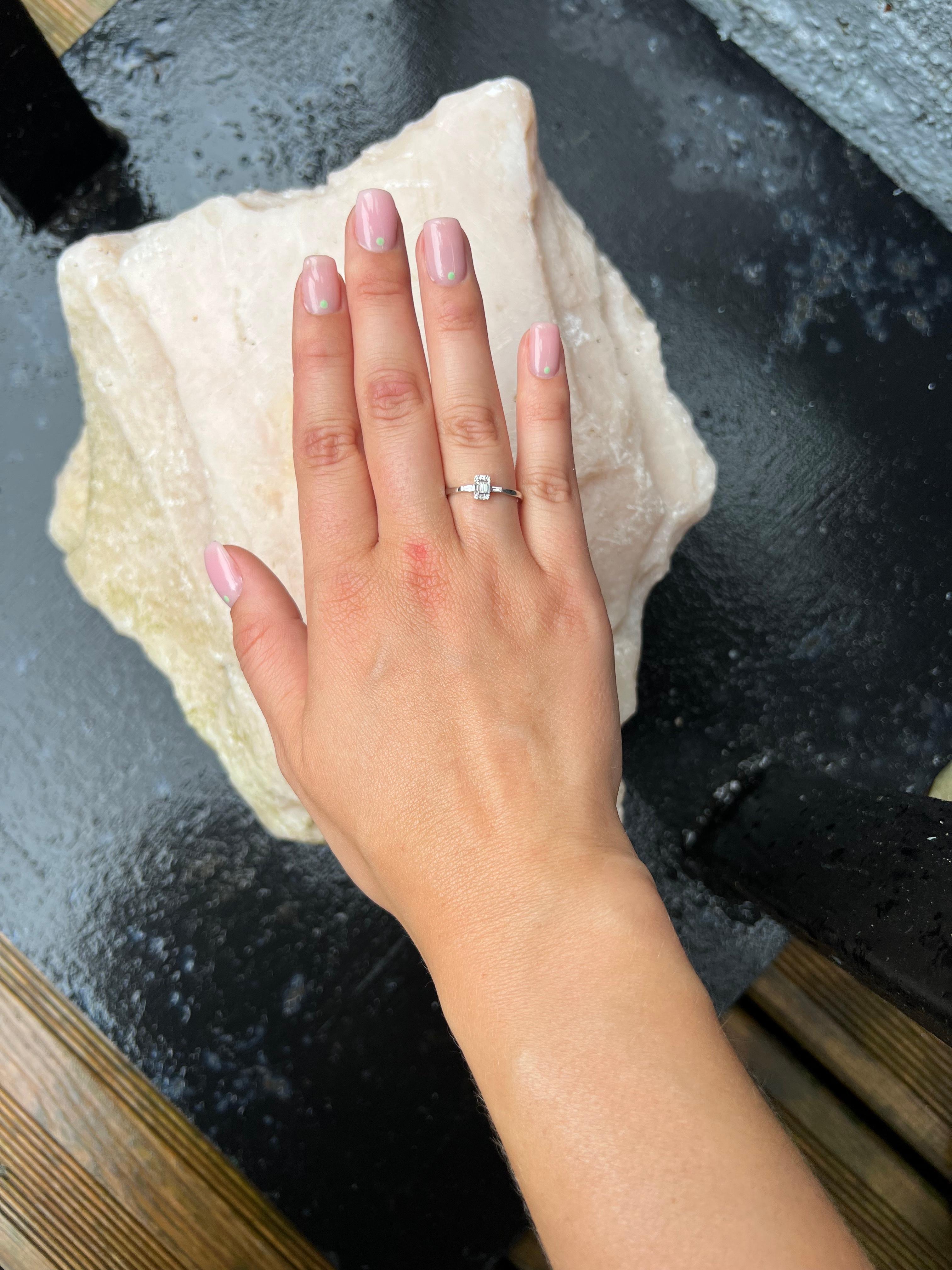 Anello di fidanzamento Baguette in oro bianco 18 carati con diamante naturale 0,19 carati in vendita 7