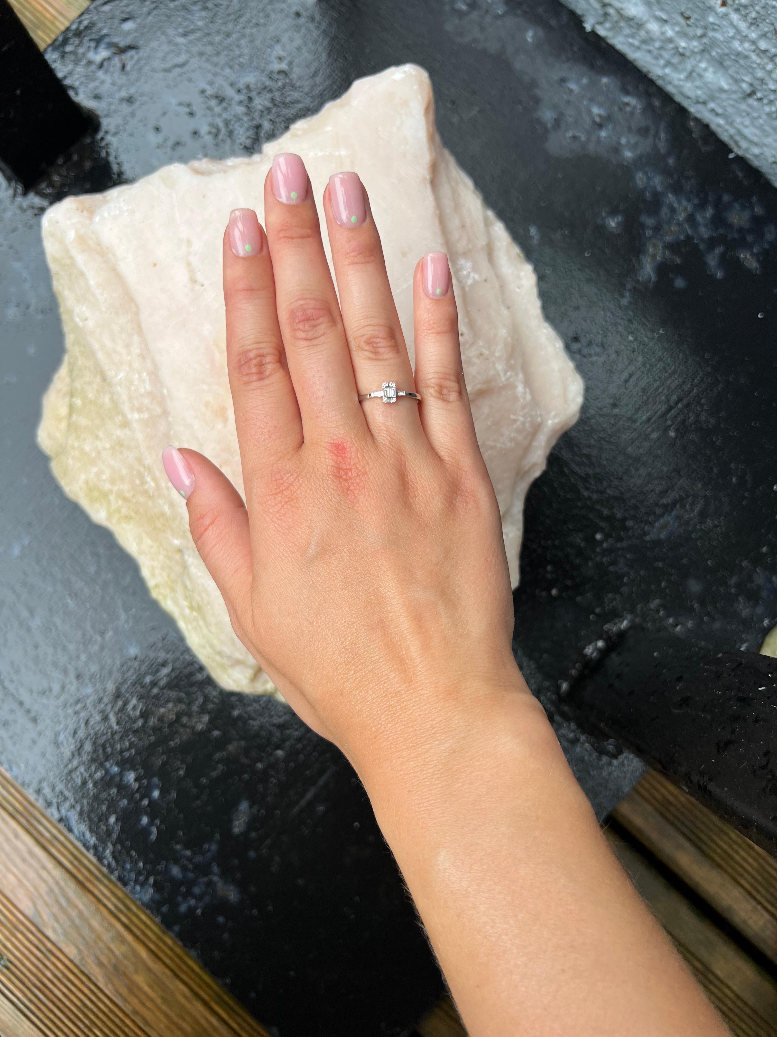 Anello di fidanzamento Baguette in oro bianco 18 carati con diamante naturale 0,19 carati in vendita 8