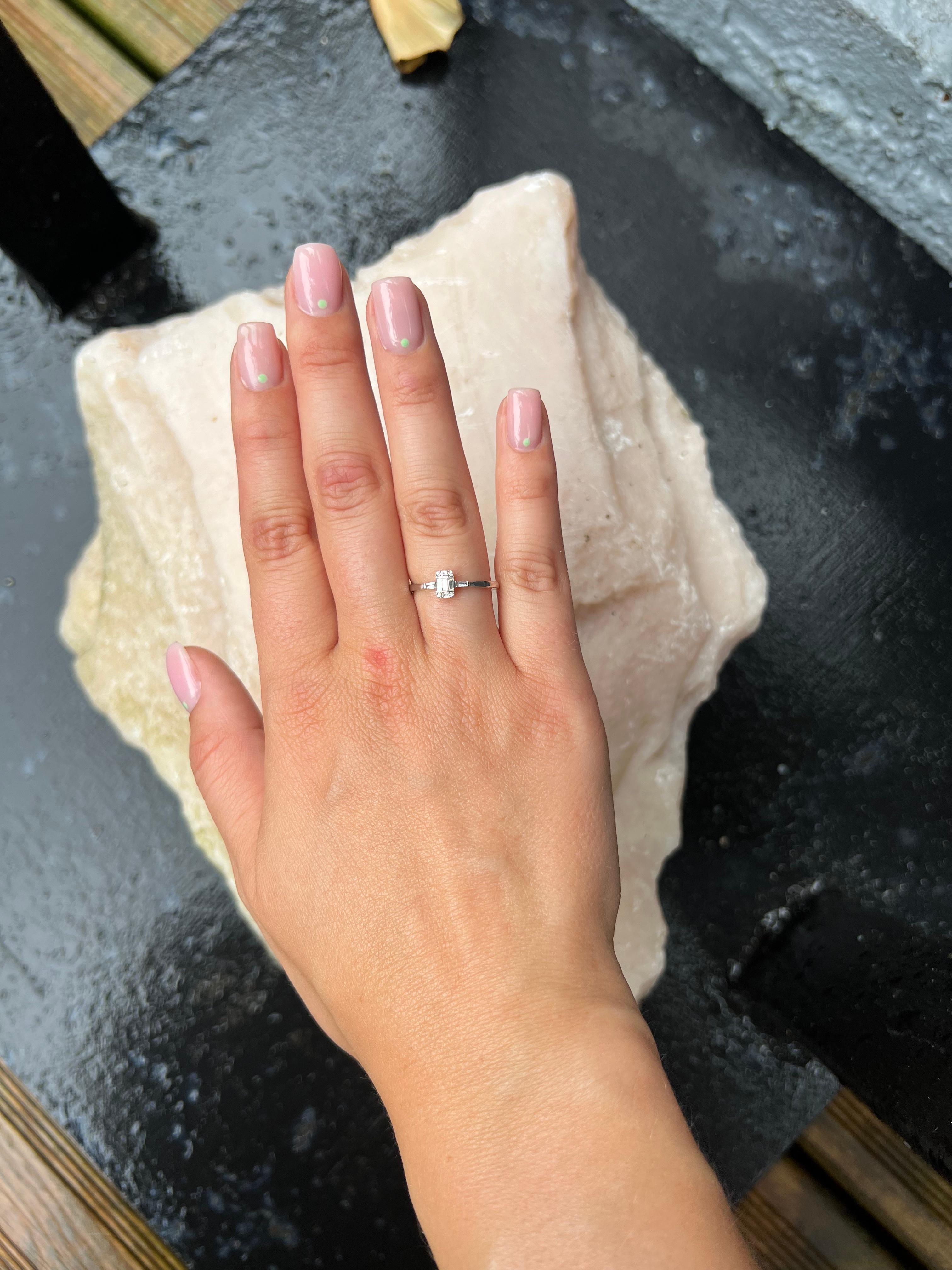 Anello di fidanzamento Baguette in oro bianco 18 carati con diamante naturale 0,19 carati in vendita 3