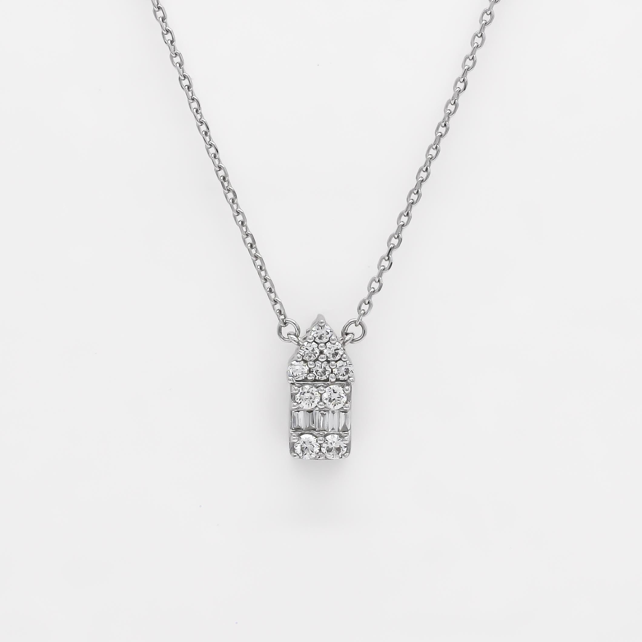 Taglio rotondo Diamante naturale da 0,20 carati in oro bianco 18KT Ciondolo semplice a grappolo in vendita