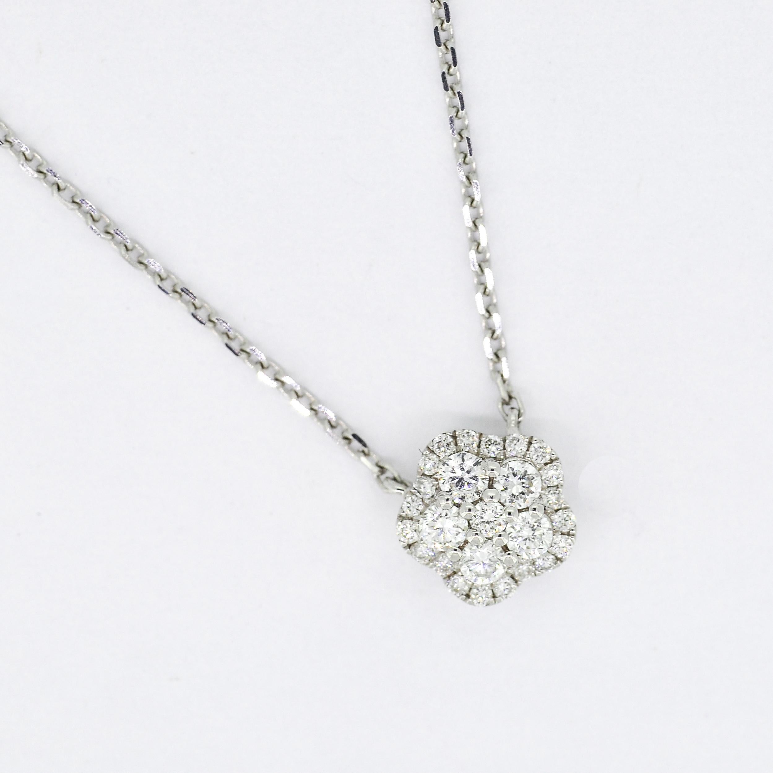 Moderne Pendentif grappe florale en or blanc 18 carats avec diamant naturel de 0,21 carat en vente