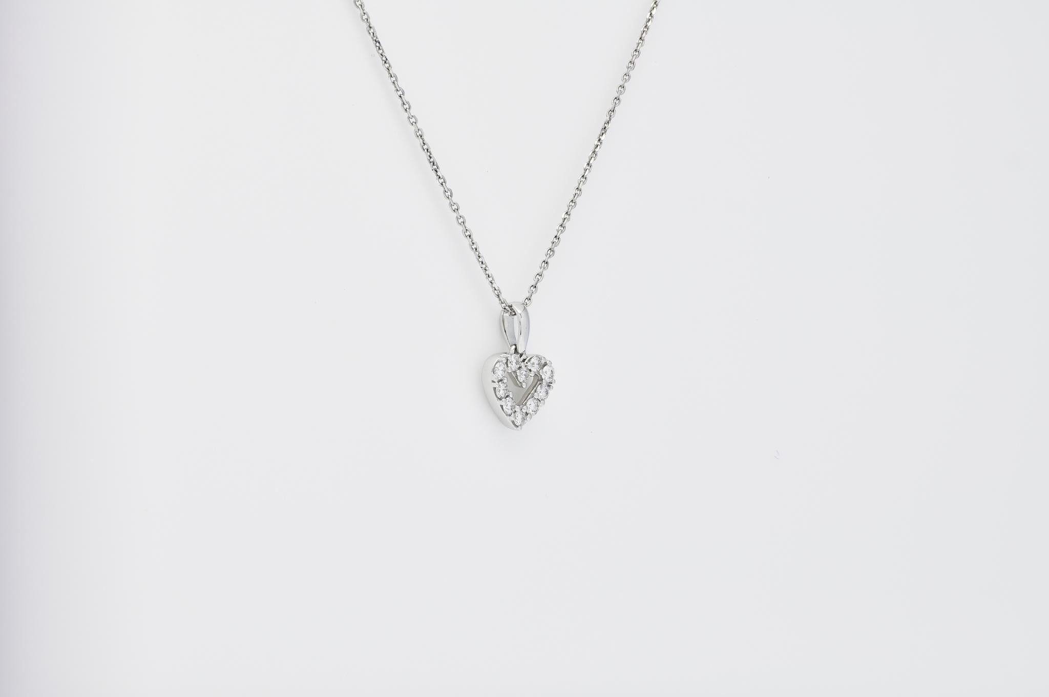 Brilliant Cut Natural Diamond 0.23 carats 18k White Gold Heart Pendant Chain Necklace For Sale