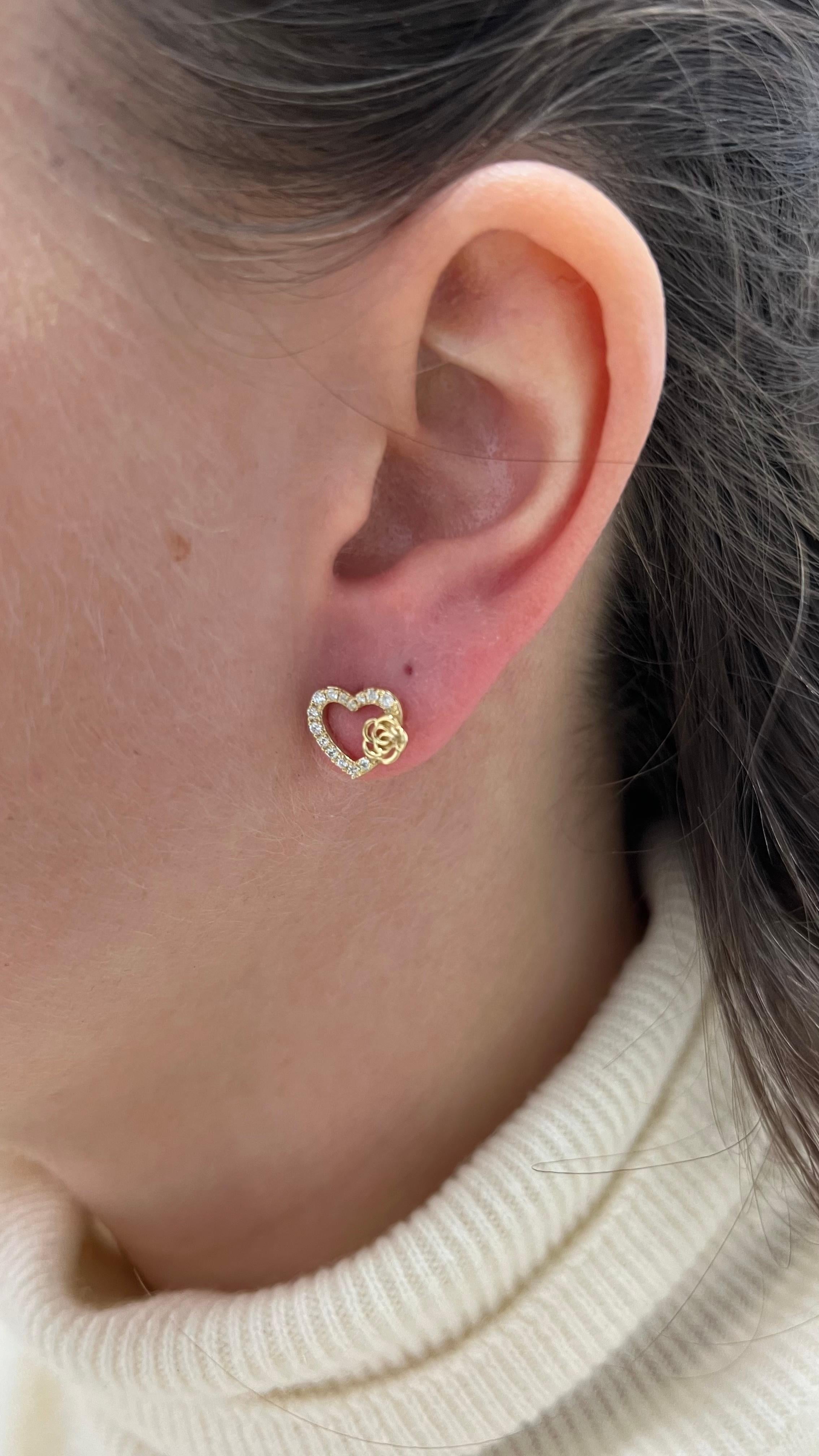 Natural Diamond 0.25 carats 18 Karat White Gold Heart Shape Stud Earrings For Sale 2