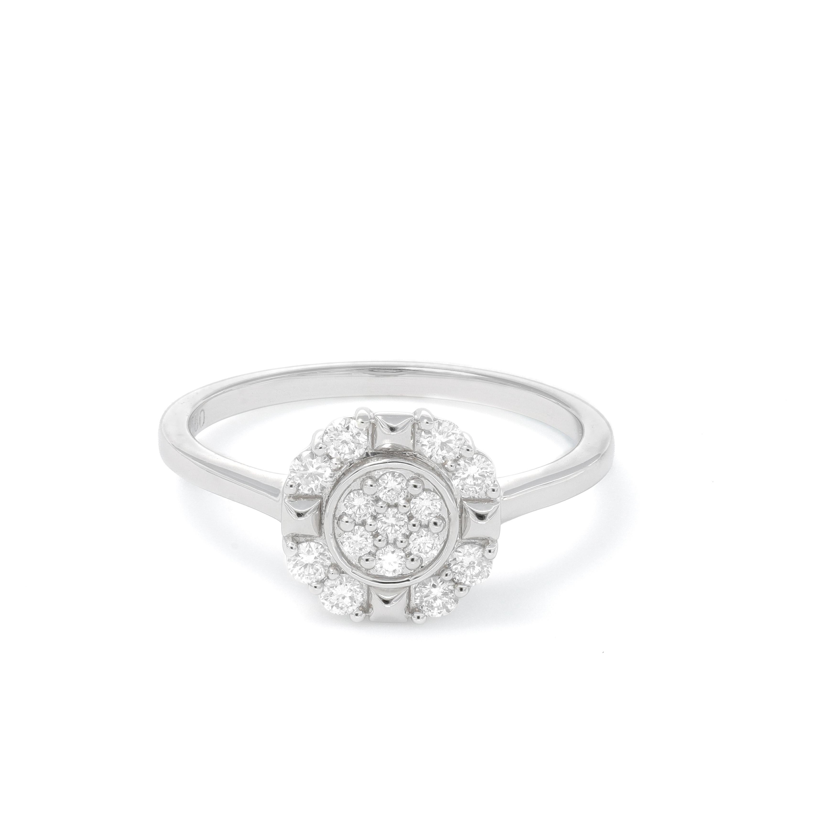 L'éblouissement et le drame se conjuguent dans cette étonnante bague de fiançailles à grappes de diamants en forme de halo, véritable témoignage de compétence et de savoir-faire en or blanc 18 carats. 

Cette bague exquise présente une grappe de