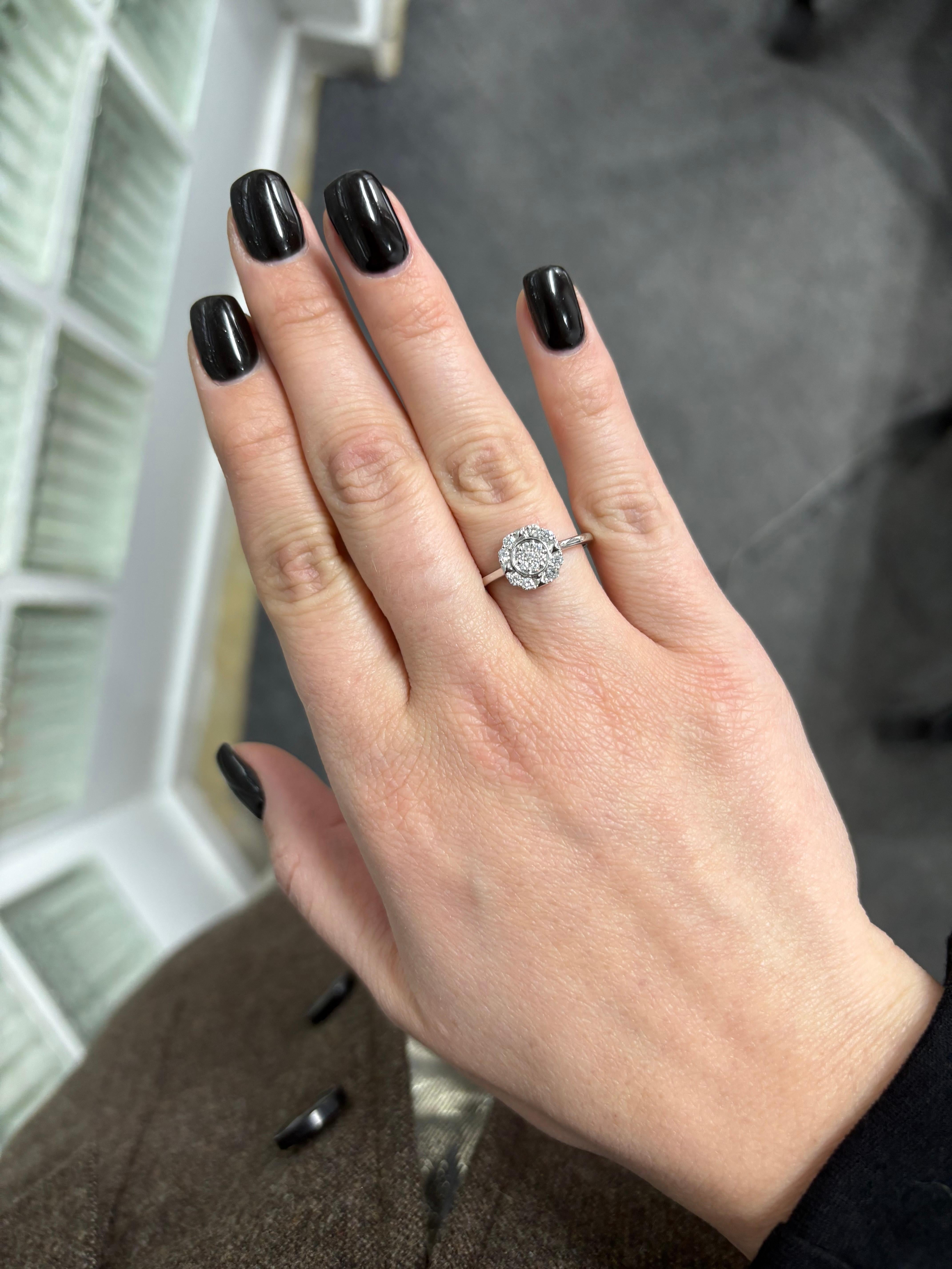 Bague de fiançailles fleur en or blanc 18 carats avec diamant naturel de 0,25 carat Unisexe en vente
