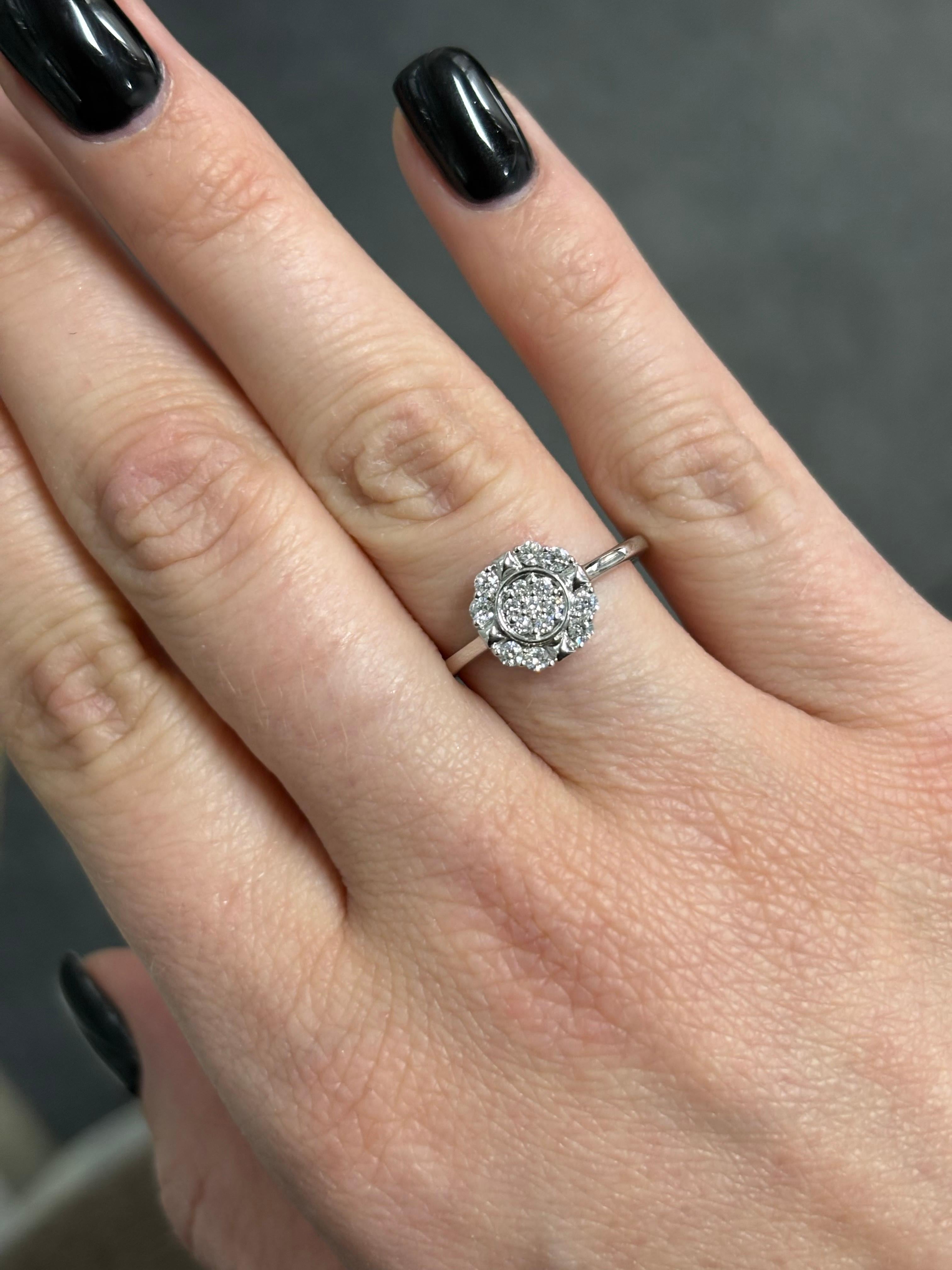 Bague de fiançailles fleur en or blanc 18 carats avec diamant naturel de 0,25 carat en vente 1